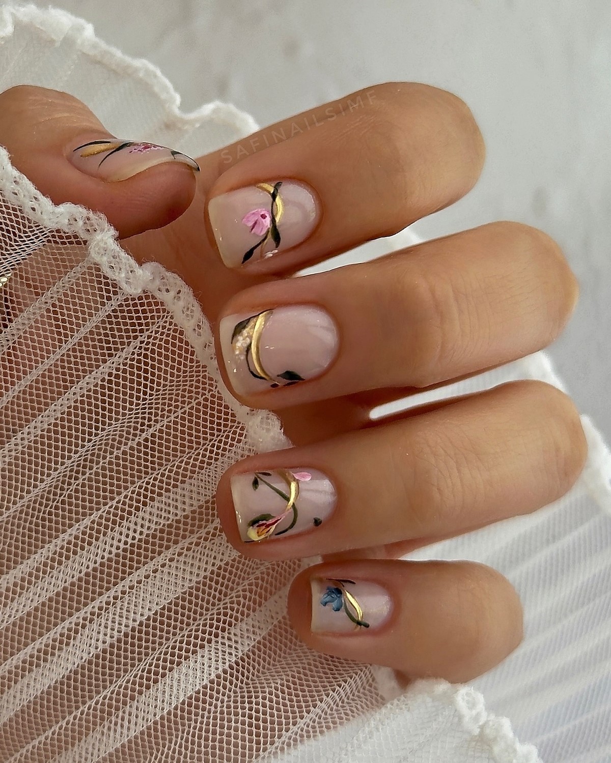 Светлый маникюр этой весны: оттенки, которые подходят ко всему