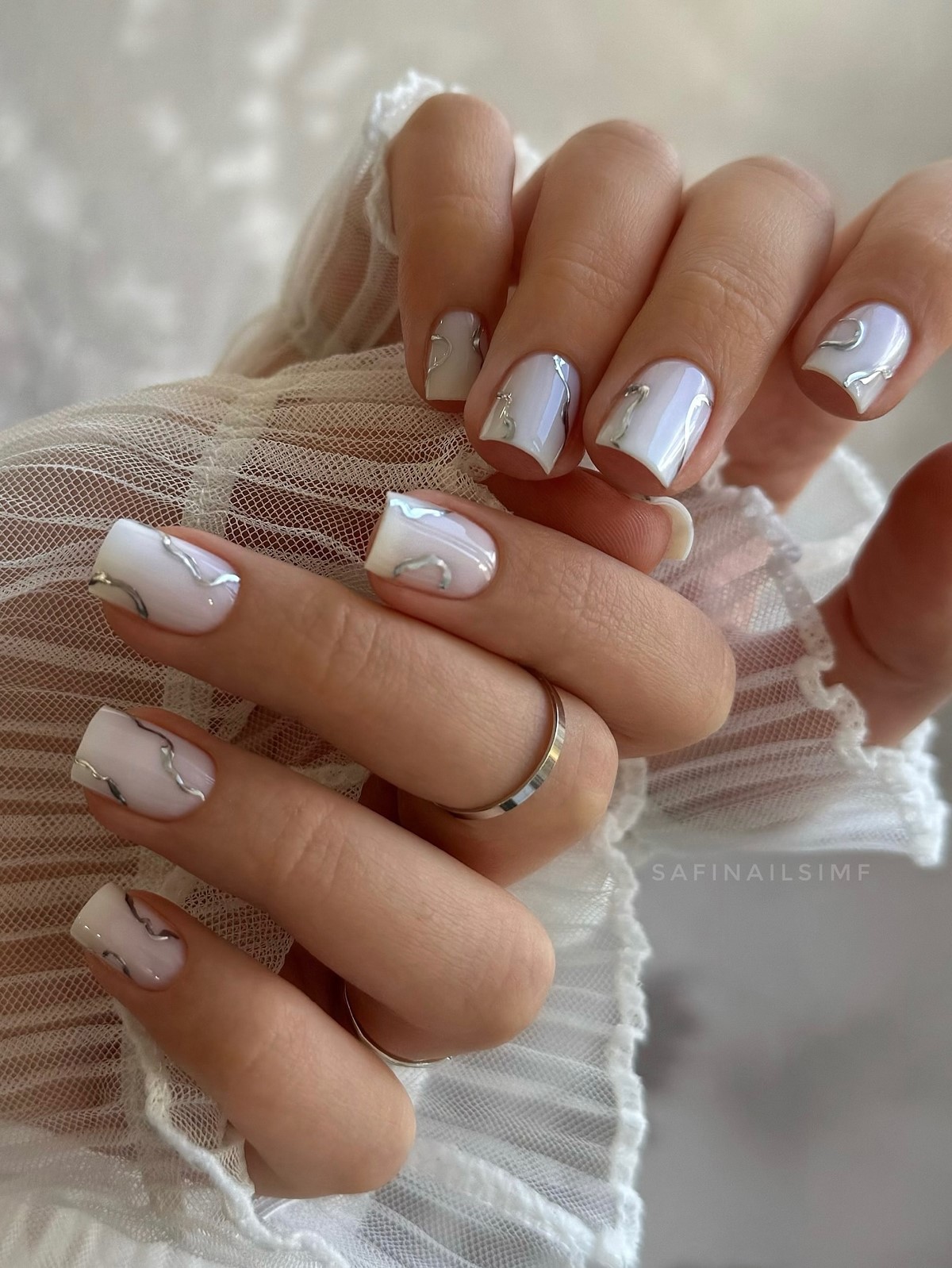 Светлый маникюр этой весны: оттенки, которые подходят ко всему