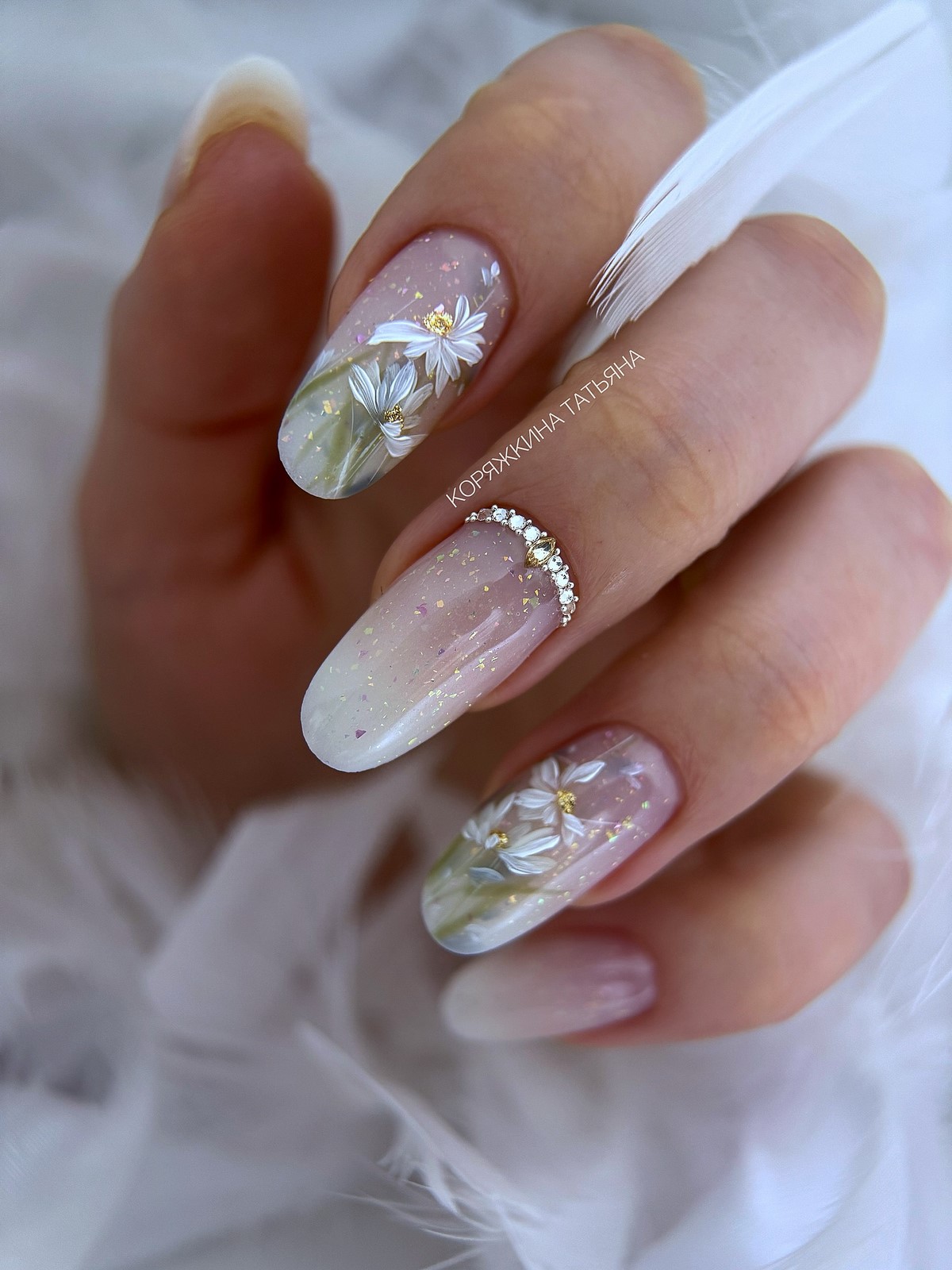 Светлый маникюр этой весны: оттенки, которые подходят ко всему