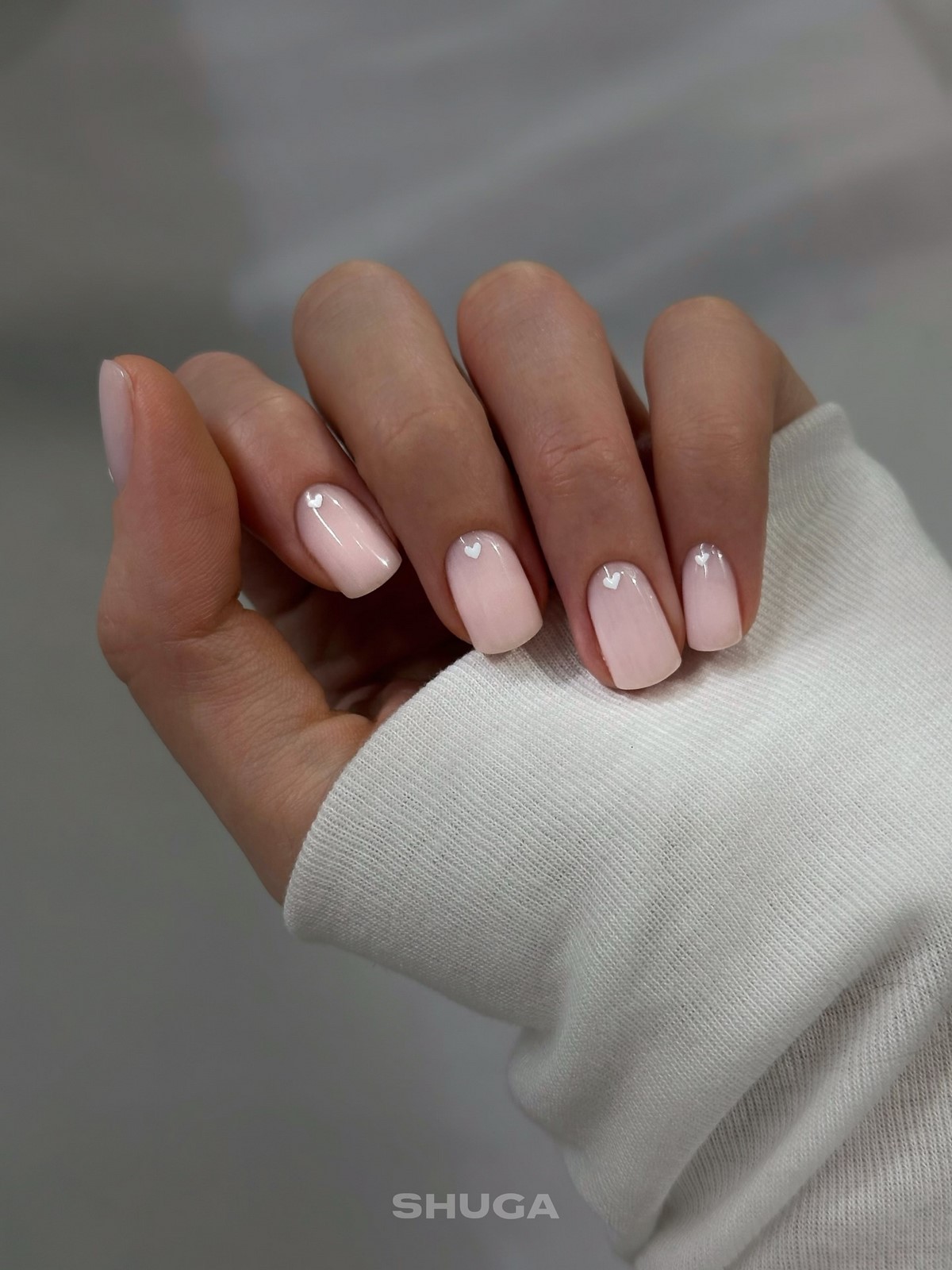 Светлый маникюр этой весны: оттенки, которые подходят ко всему