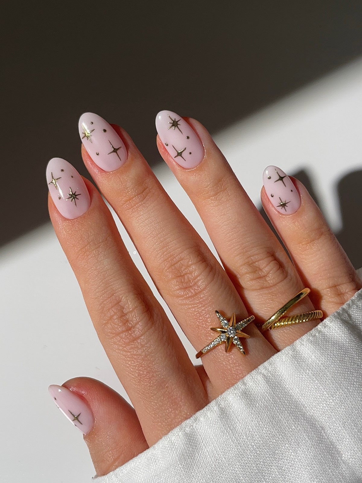 Светлый маникюр этой весны: оттенки, которые подходят ко всему