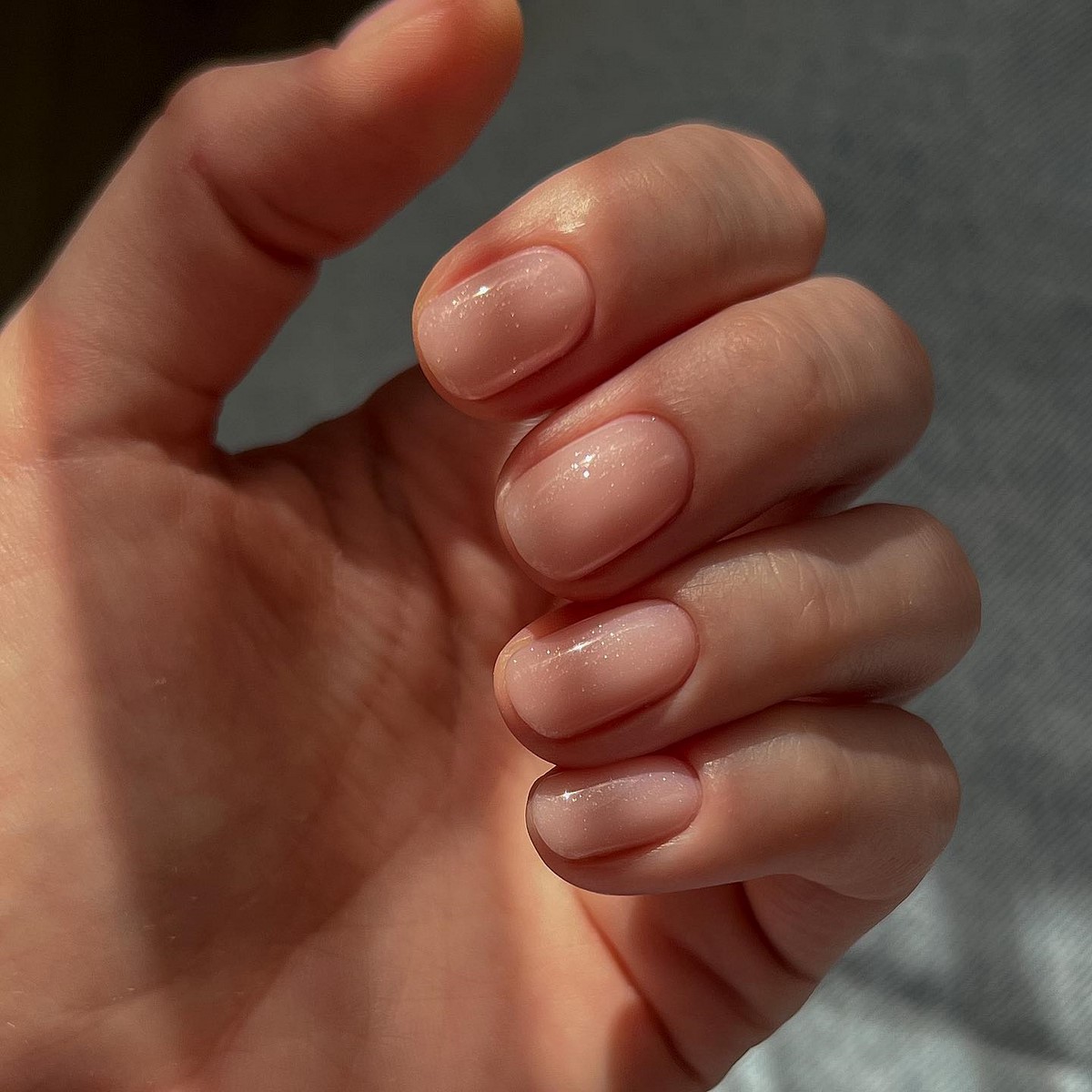 Светлый маникюр этой весны: оттенки, которые подходят ко всему