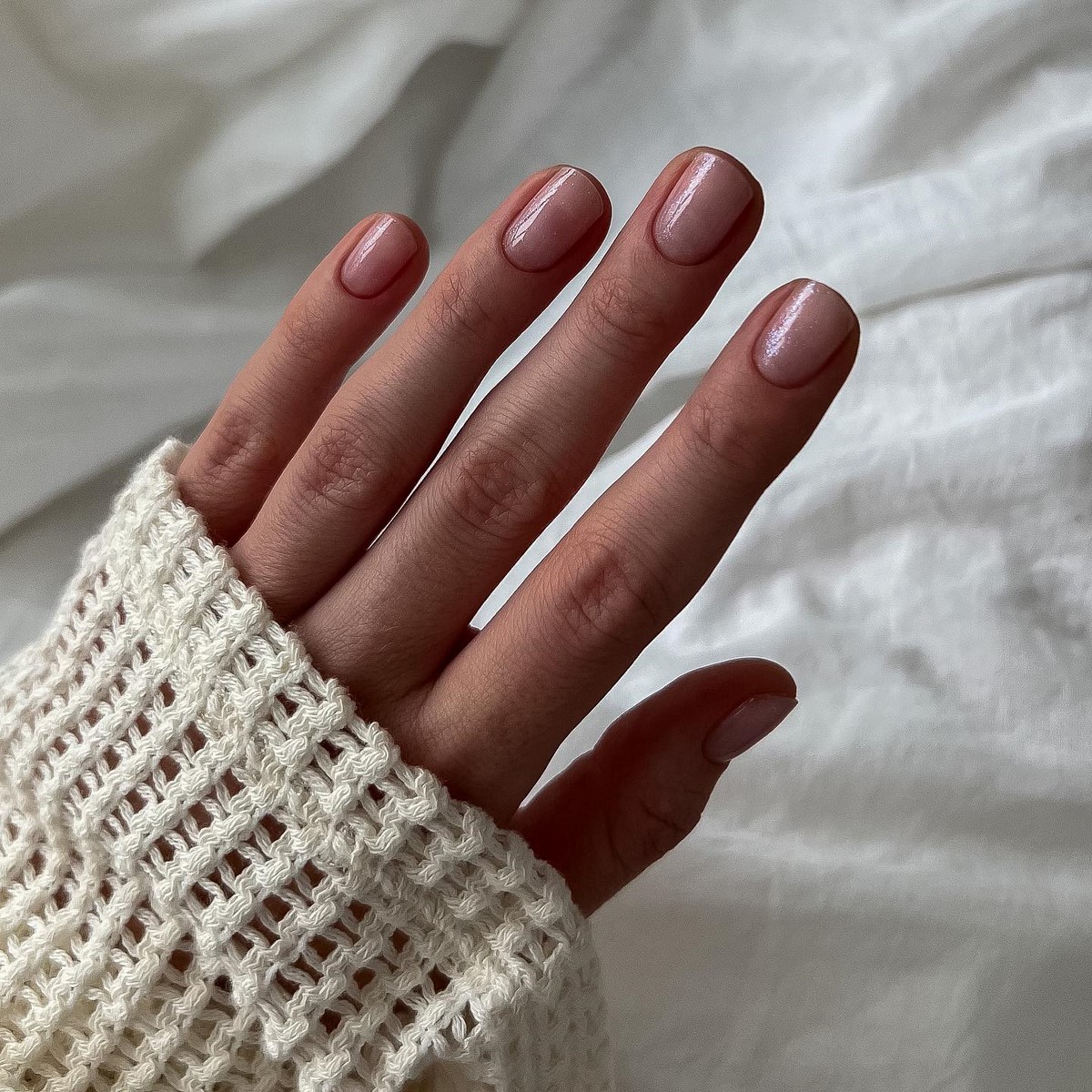 Светлый маникюр этой весны: оттенки, которые подходят ко всему