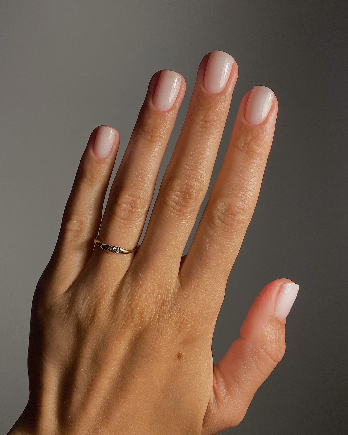 Маникюр без дизайна, который выглядит дорого: главный выбор этой весны