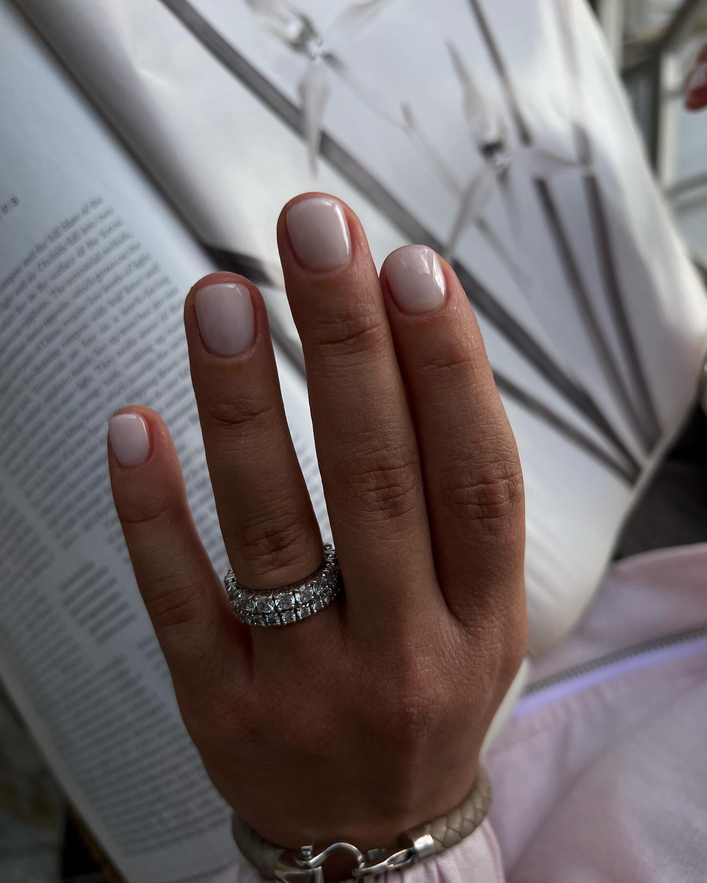 Маникюр без дизайна, который выглядит дорого: главный выбор этой весны