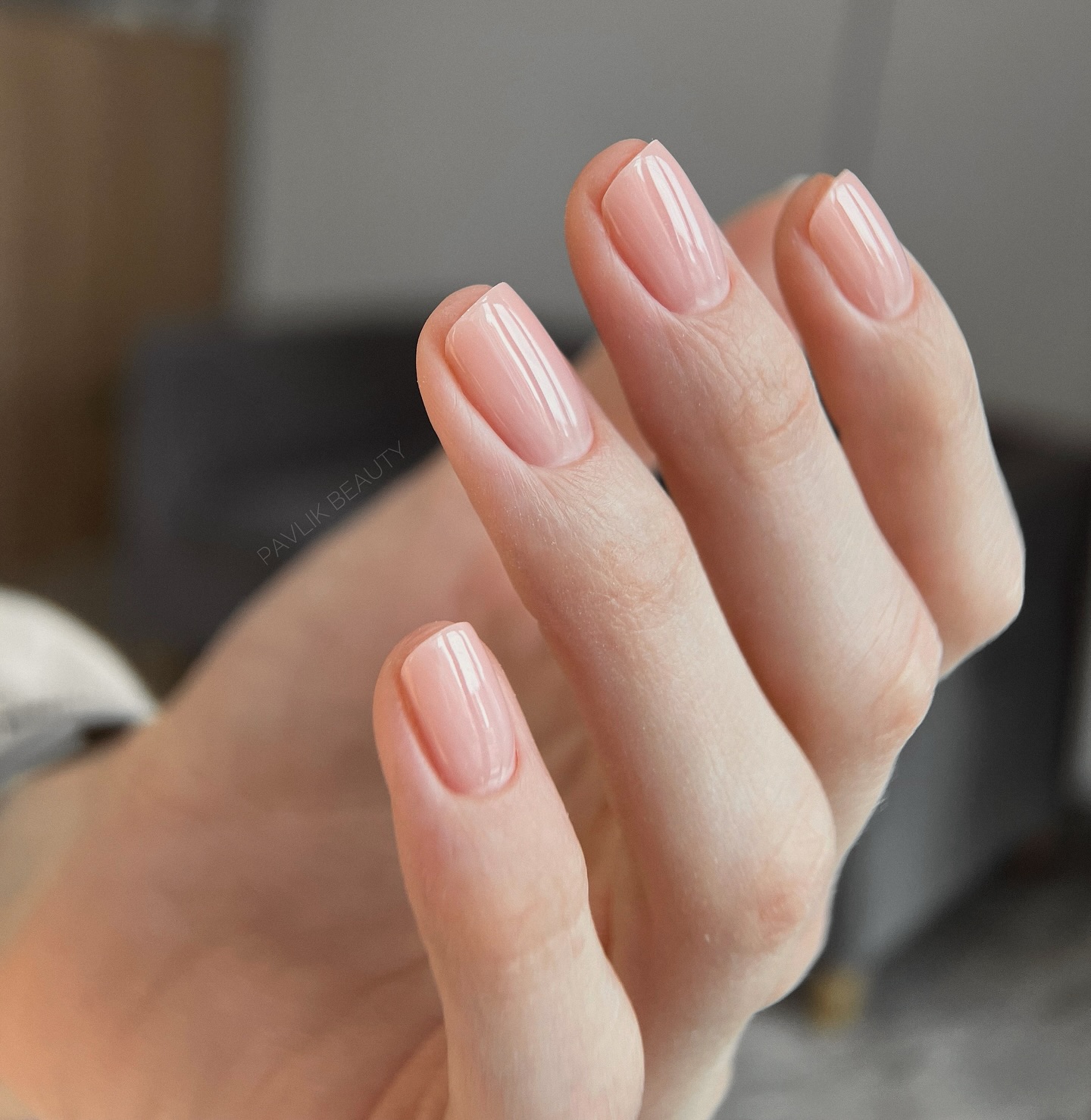 Маникюр без дизайна, который выглядит дорого: главный выбор этой весны