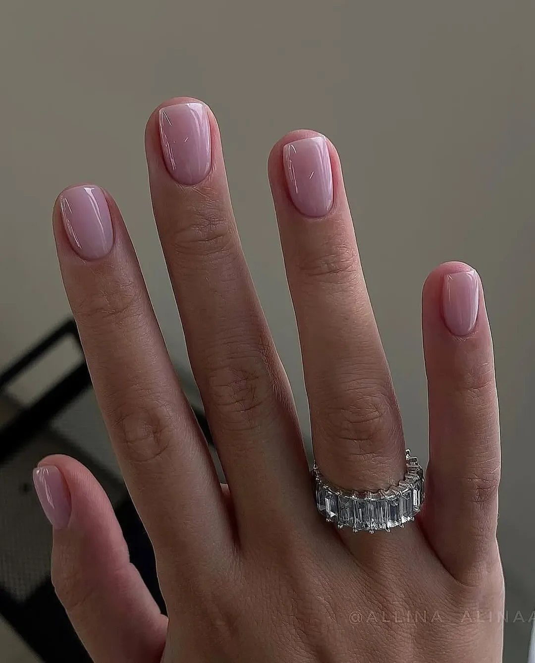 Маникюр без дизайна, который выглядит дорого: главный выбор этой весны