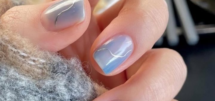 Приглушенный голубой маникюр с микро-дизайном серебряными нитями на короткие ногти