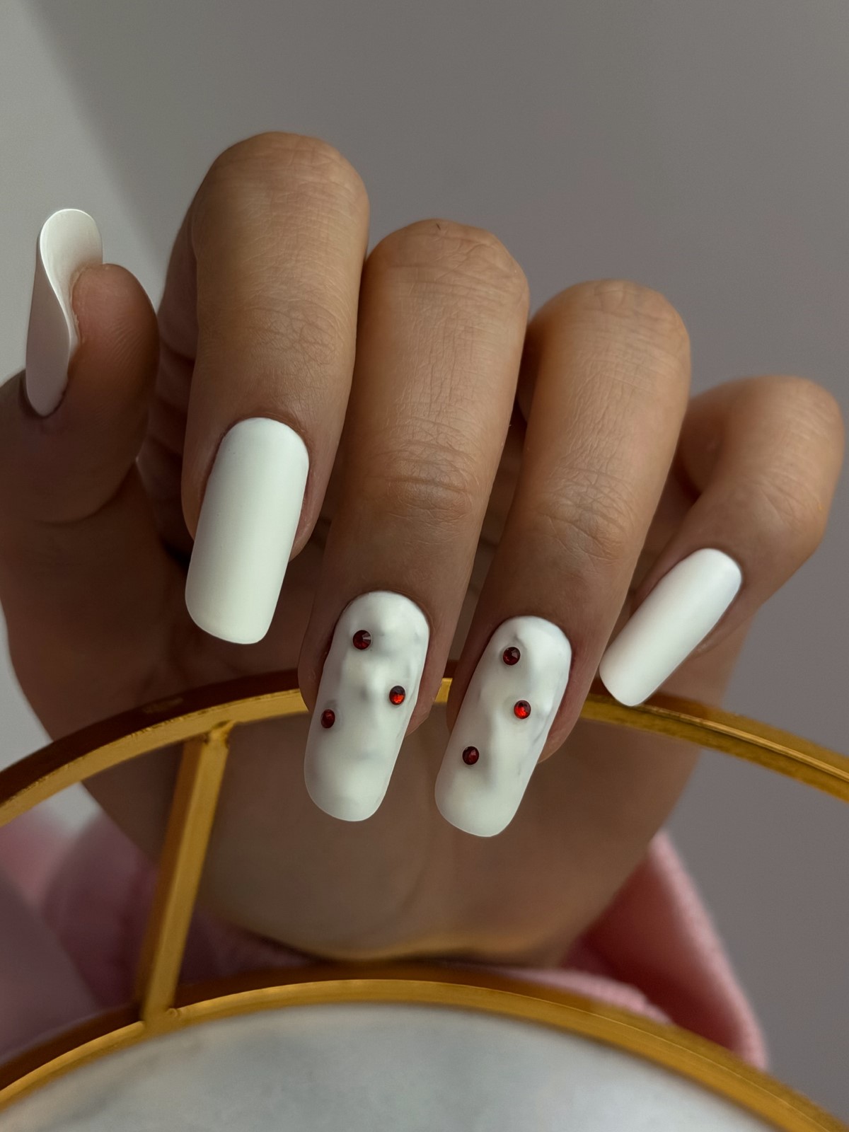 Белый маникюр 2026: три оттенка, которые покорят весну