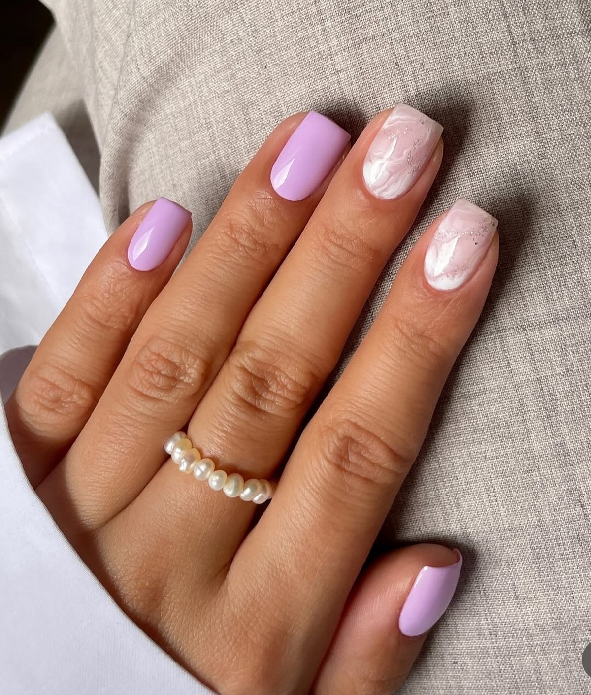 Двухцветный маникюр весны 2026: трендовые дуэты оттенков