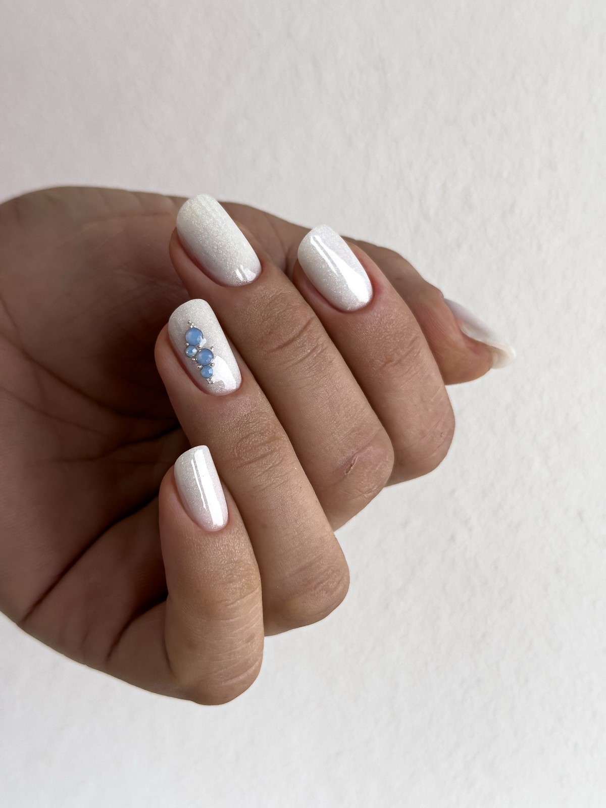 Весна 2026: почему короткий маникюр в моде