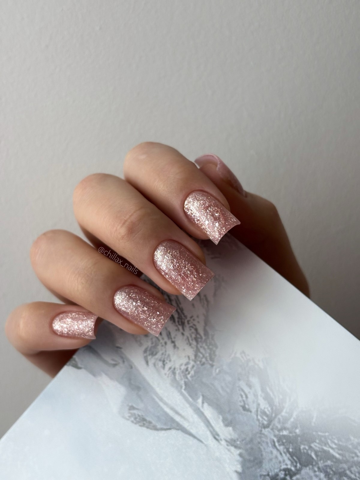 Квадратный маникюр весны 2026: форма снова в центре внимания