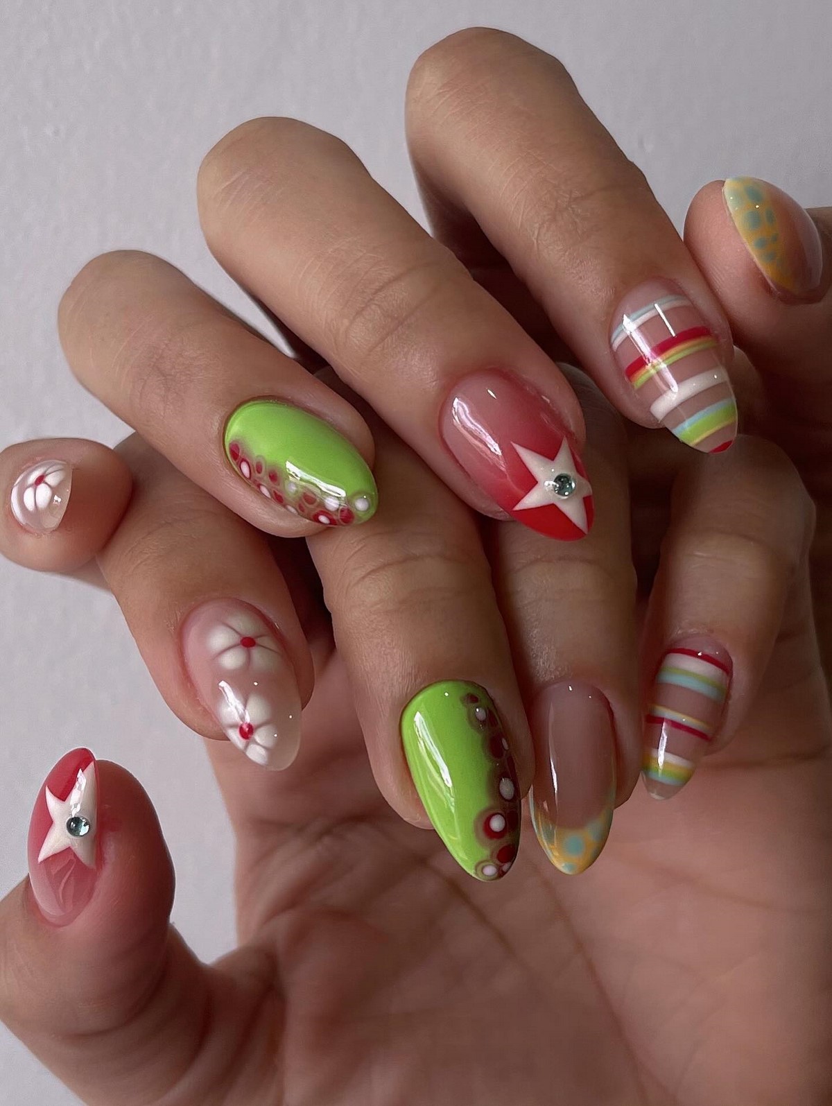 Маникюр на апрель 2026: 12 идей уже в тренде