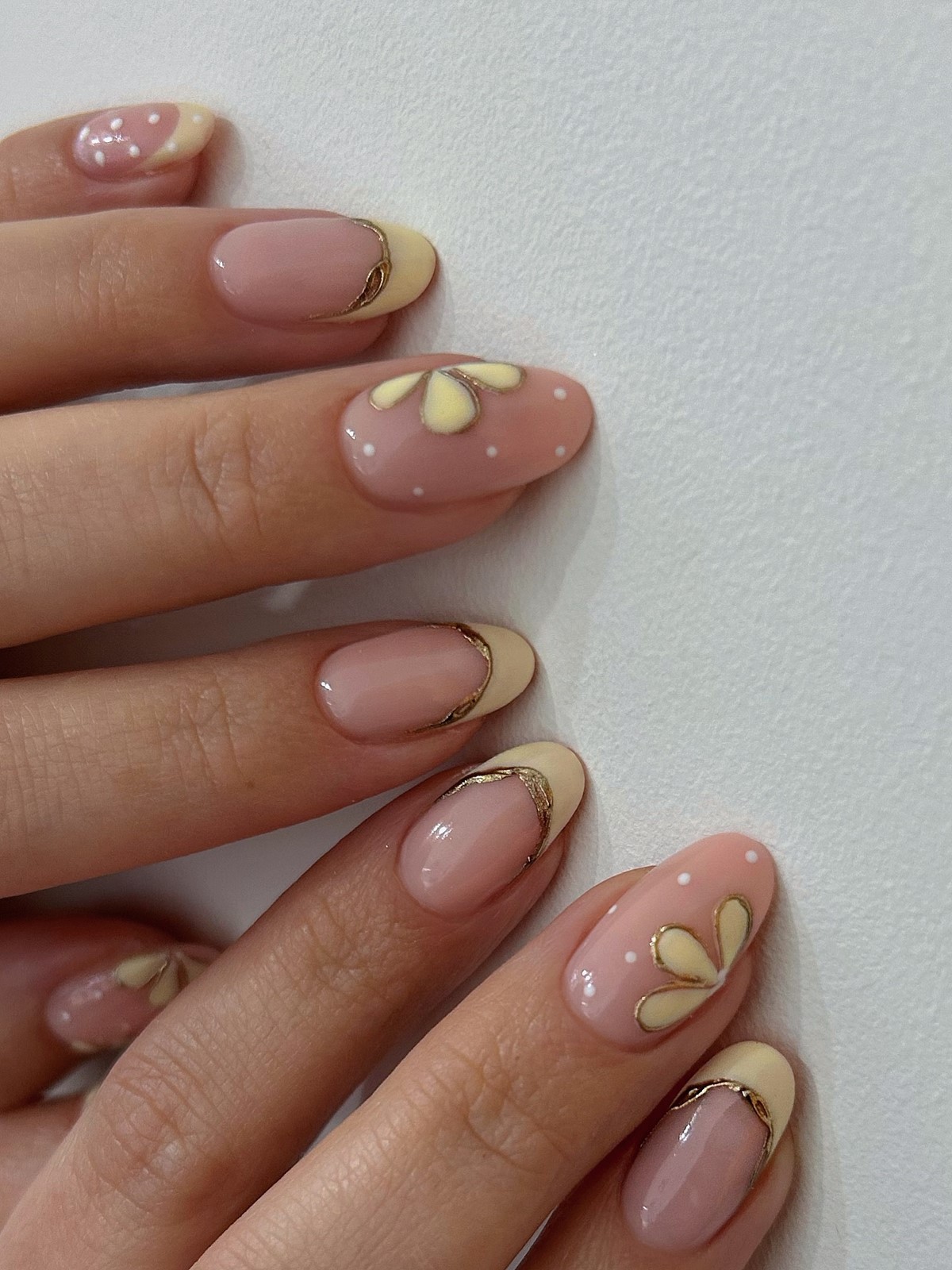 Желтый маникюр весны 2026: масло, солнце и стиль