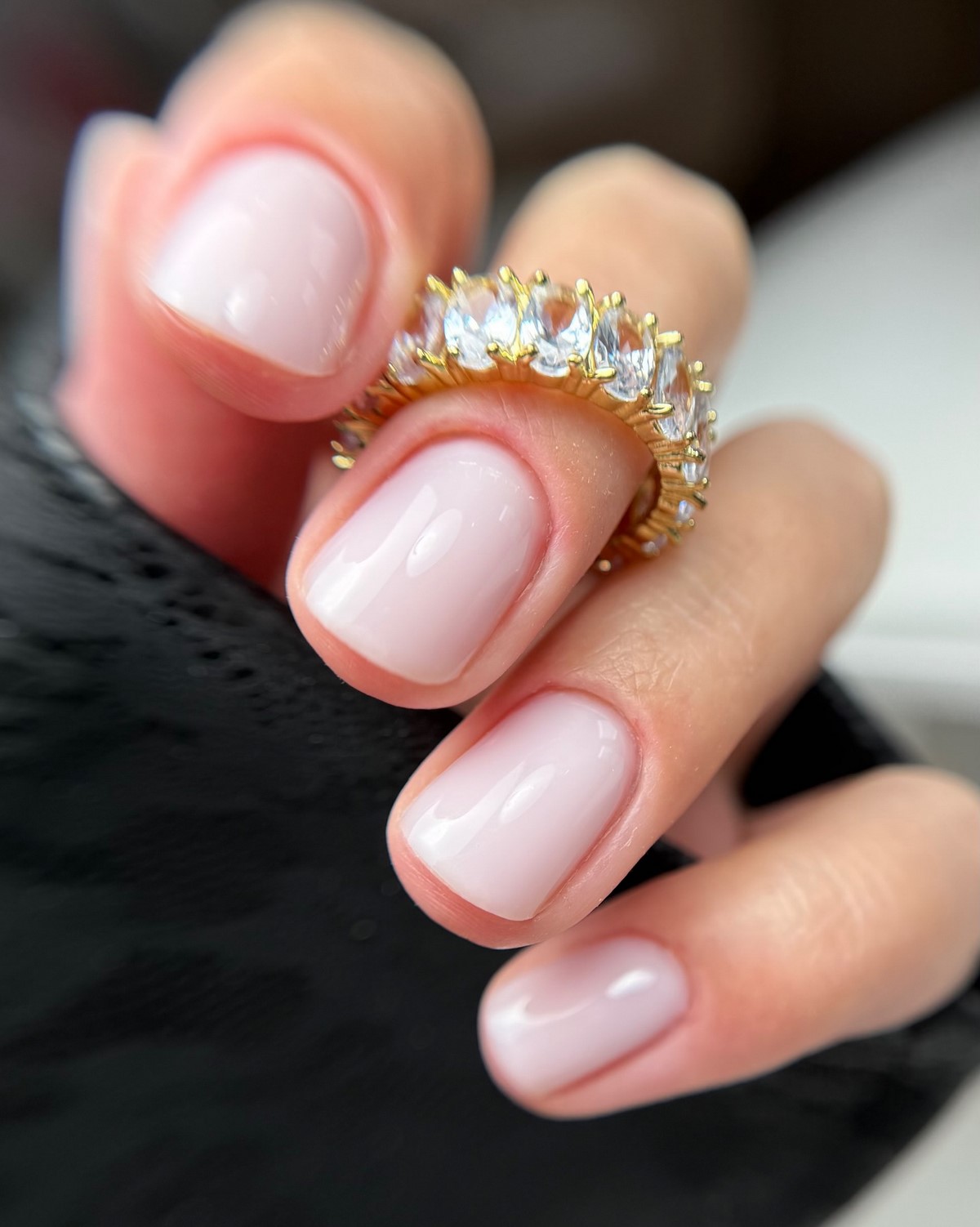 Мыльный маникюр весны 2026: эффект чистых ногтей в моде