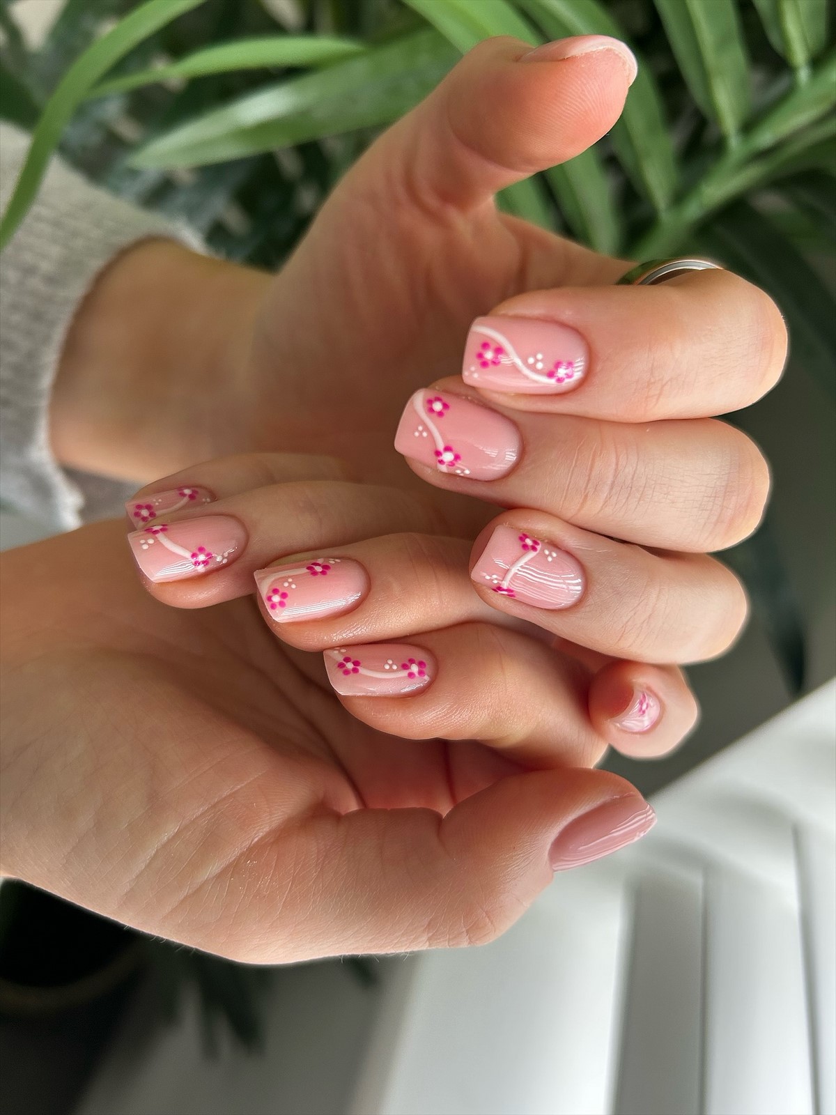 Нюдовый маникюр весны 2026: оттенки, которые носят со всем