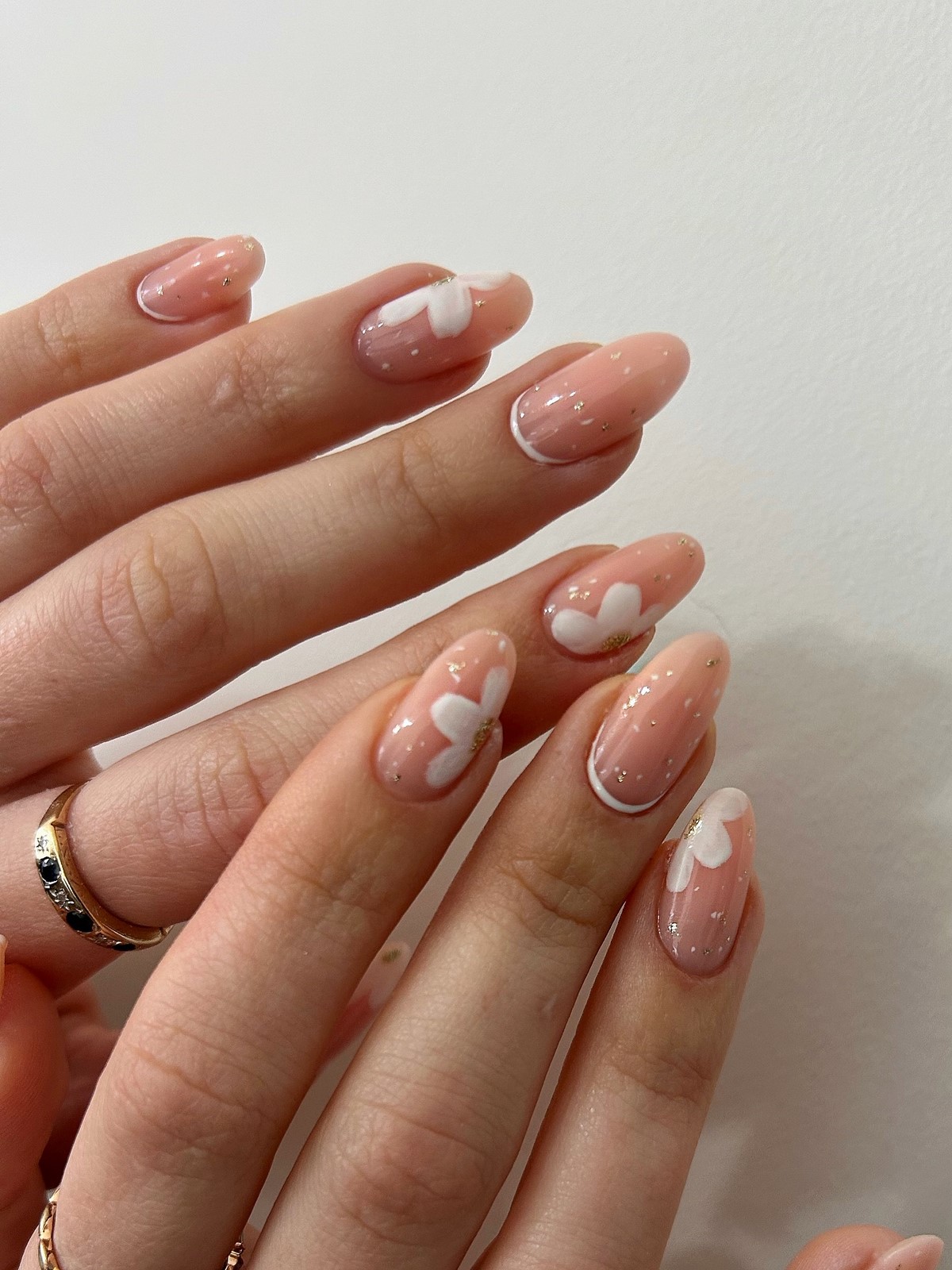 Персик вместо нюда: маникюр, который правит весной 2026