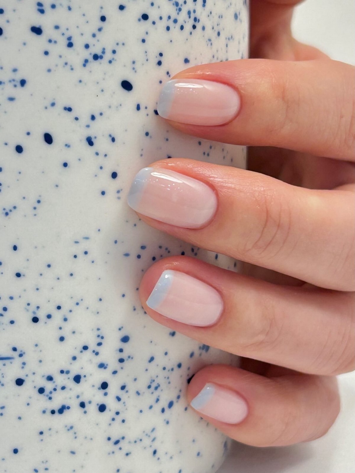 Приглушенный голубой маникюр вытесняет нюд этой весной