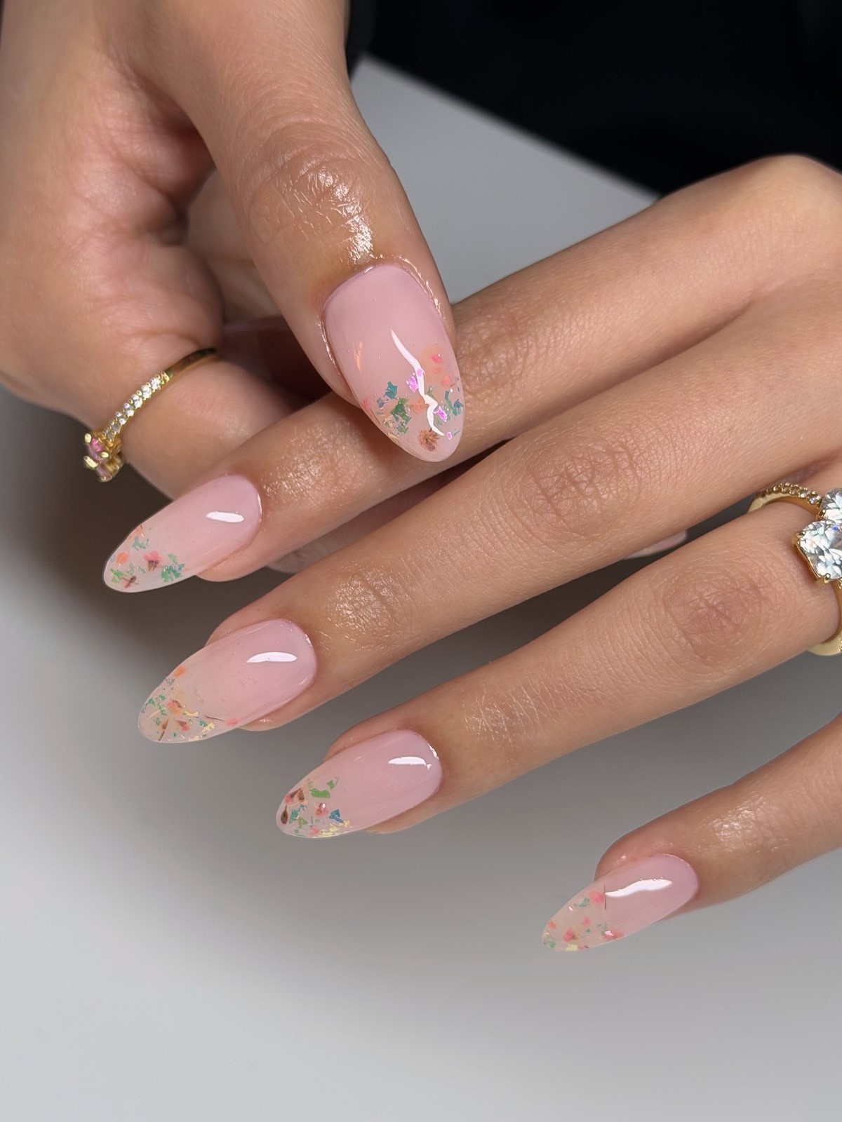 Прозрачный маникюр становится главным трендом весны 2026