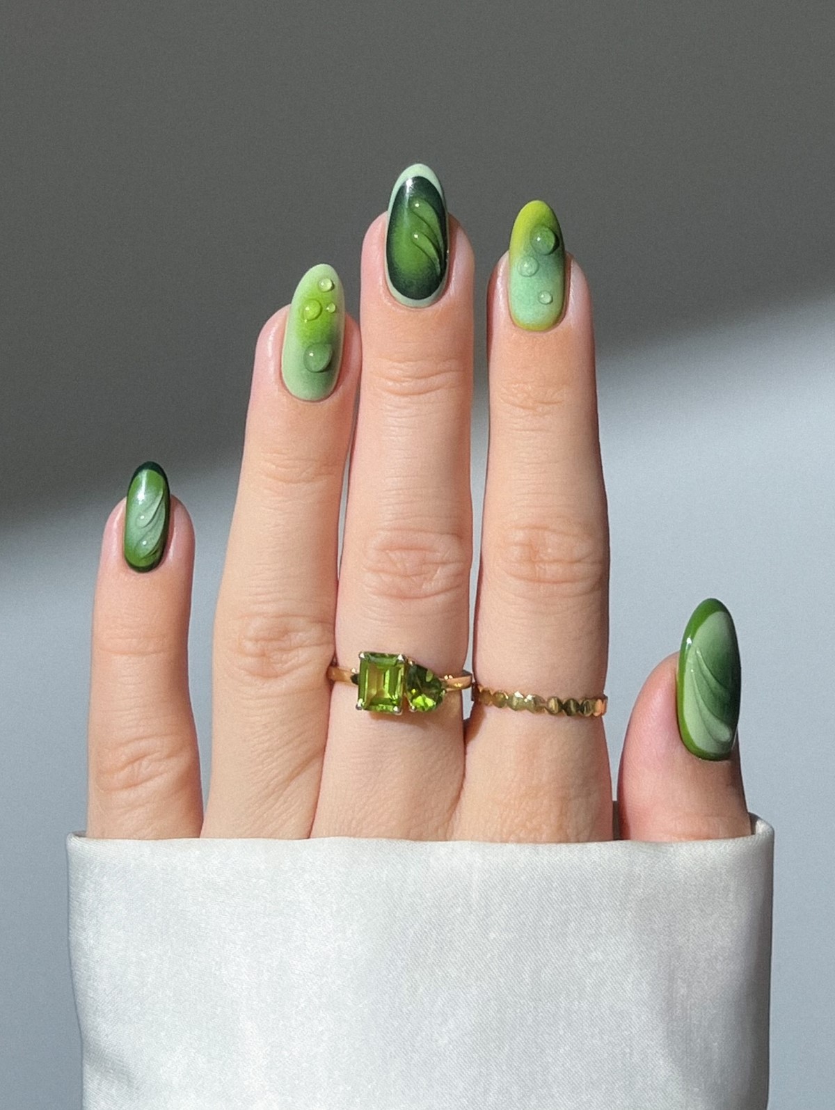 Зеленый маникюр весны 2026: оттенок, который освежает руки