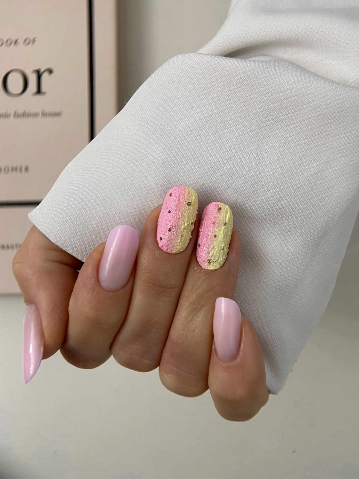 Двухцветный маникюр весны 2026: трендовые дуэты оттенков