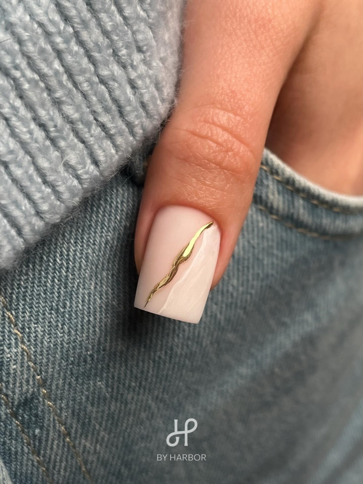 Квадратный маникюр весны 2026: форма снова в центре внимания