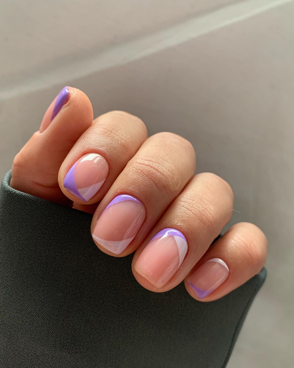 Лавандовый маникюр: оттенок, который заменяет нюд этой весной