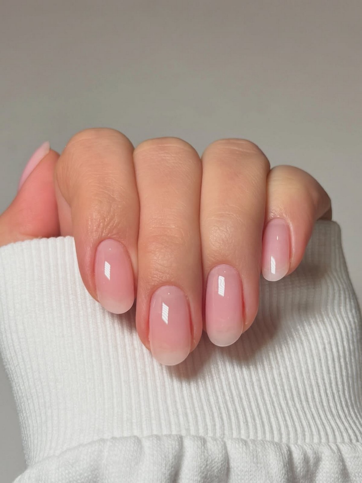 Маникюр, который выглядит уместно всегда: 8 оттенков весны