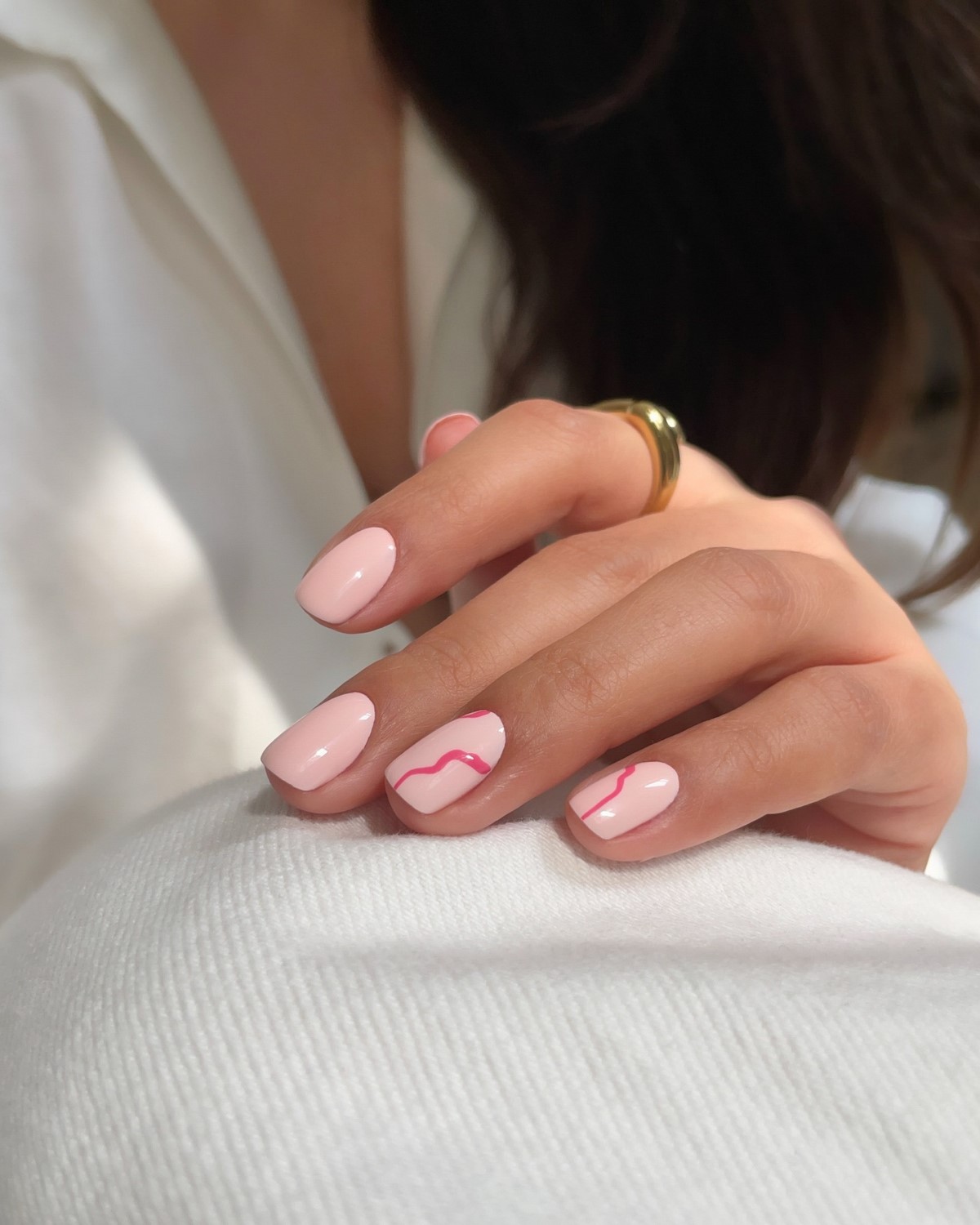 Нюдовый маникюр весны 2026: оттенки, которые носят со всем