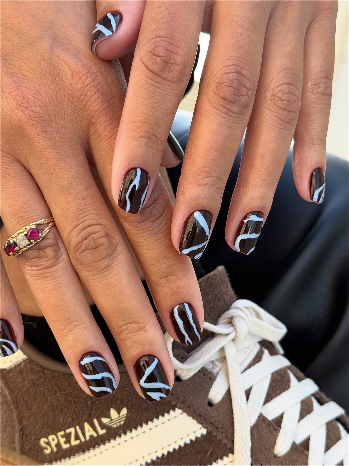 Квадратный маникюр весны 2026: форма снова в центре внимания