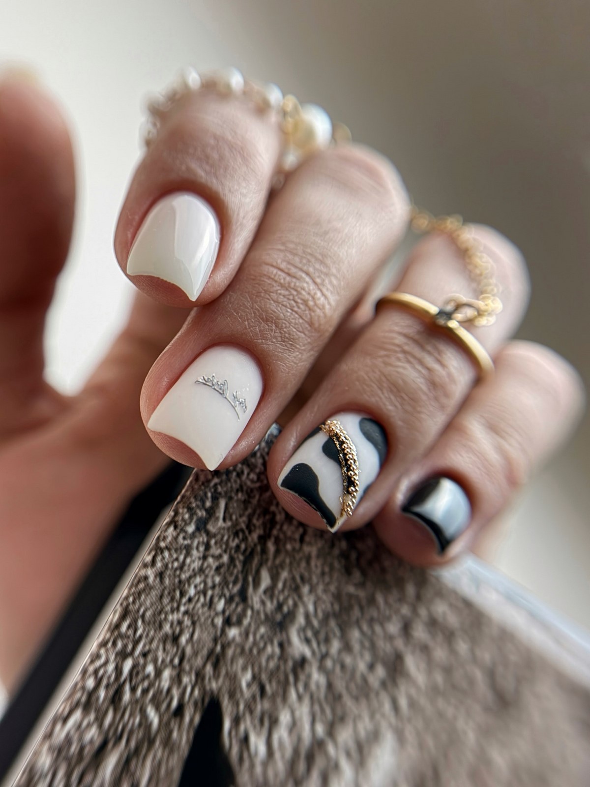 Квадратный маникюр весны 2026: форма снова в центре внимания