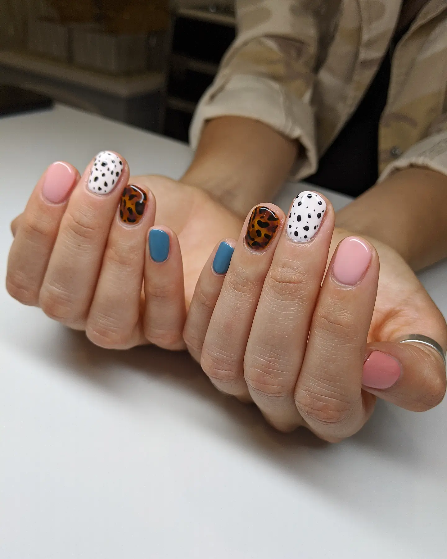 Далматинский маникюр весны 2026: черно-белый тренд в моде