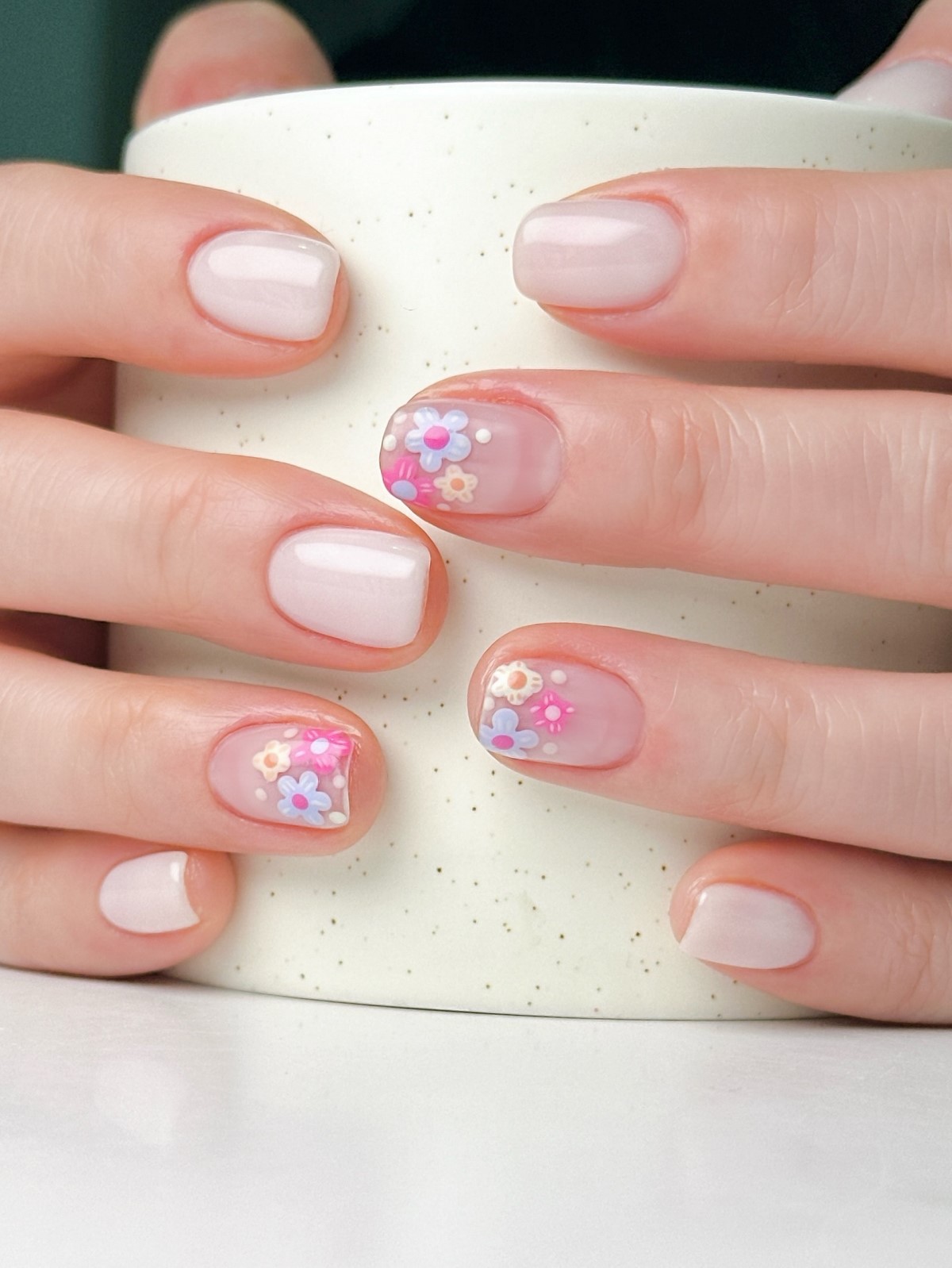 Весна 2026: почему короткий маникюр в моде