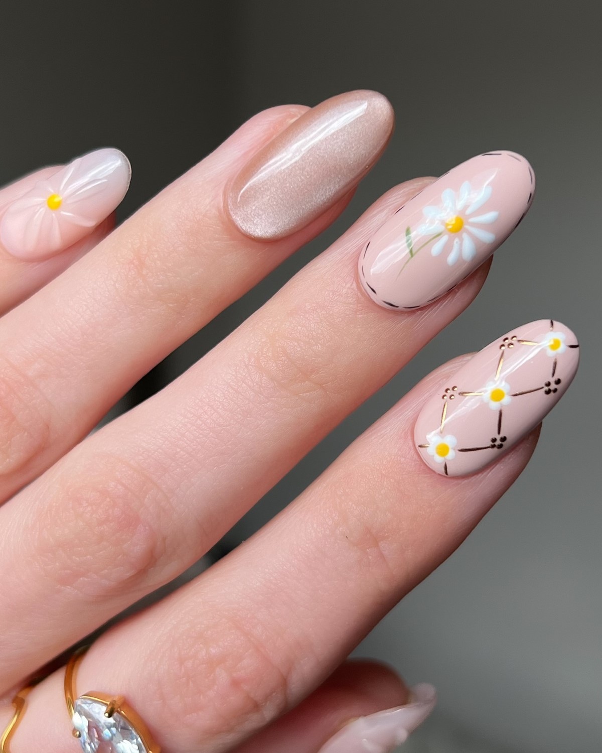 Маникюр на апрель 2026: 12 идей уже в тренде