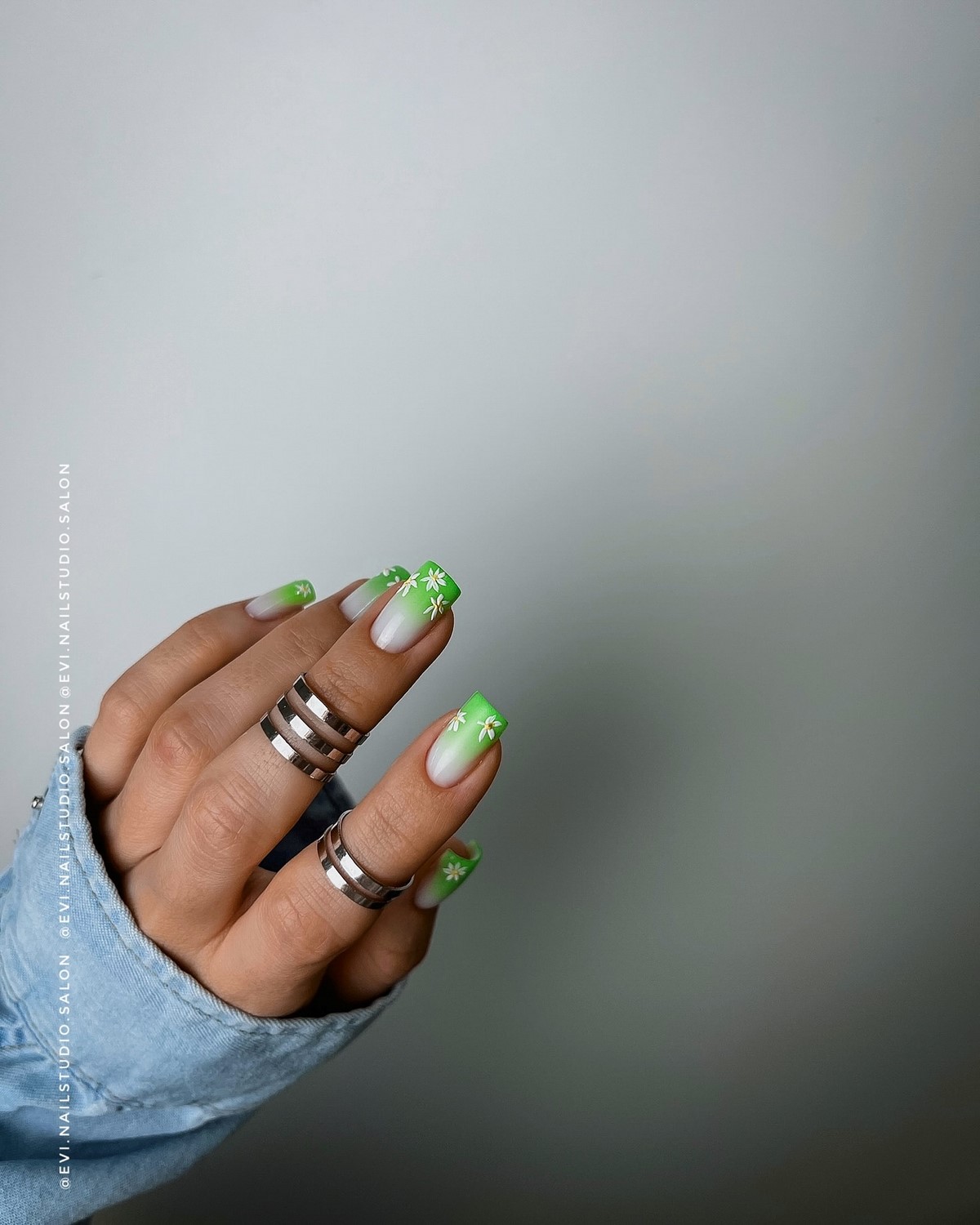 Зеленый маникюр весны 2026: оттенок, который освежает руки