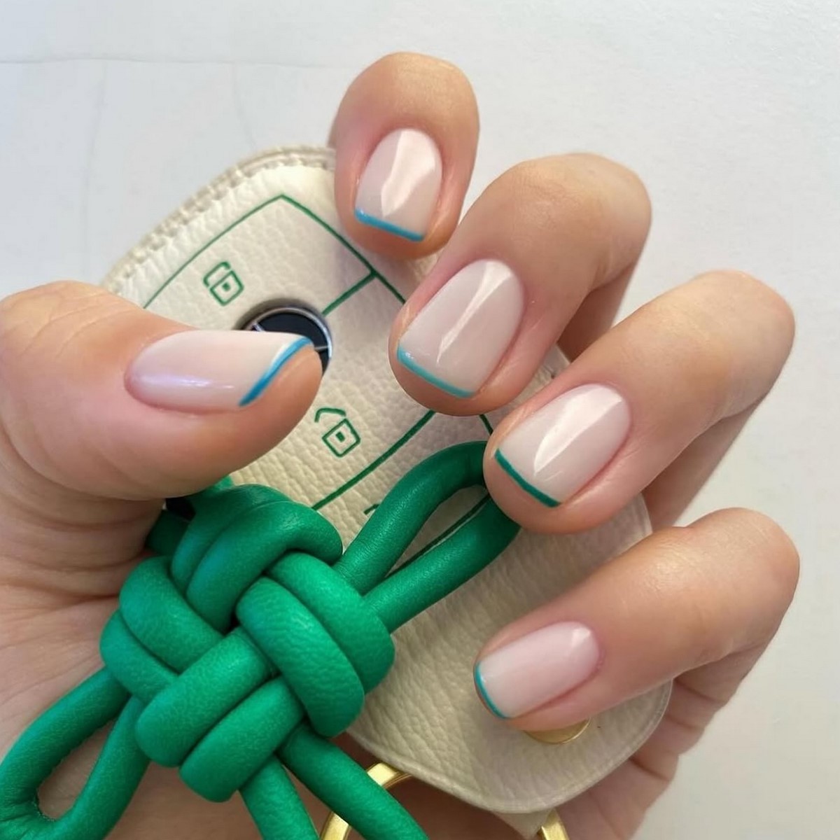 Весна 2026: почему короткий маникюр в моде