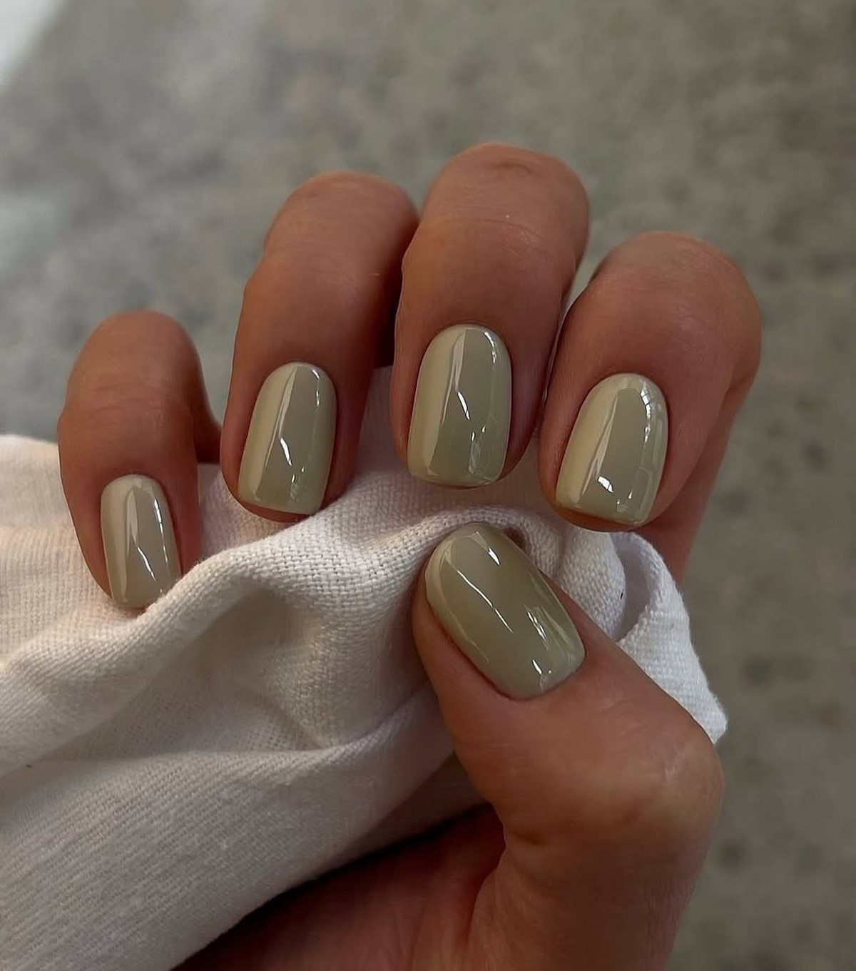 Зеленый маникюр весны 2026: оттенок, который освежает руки