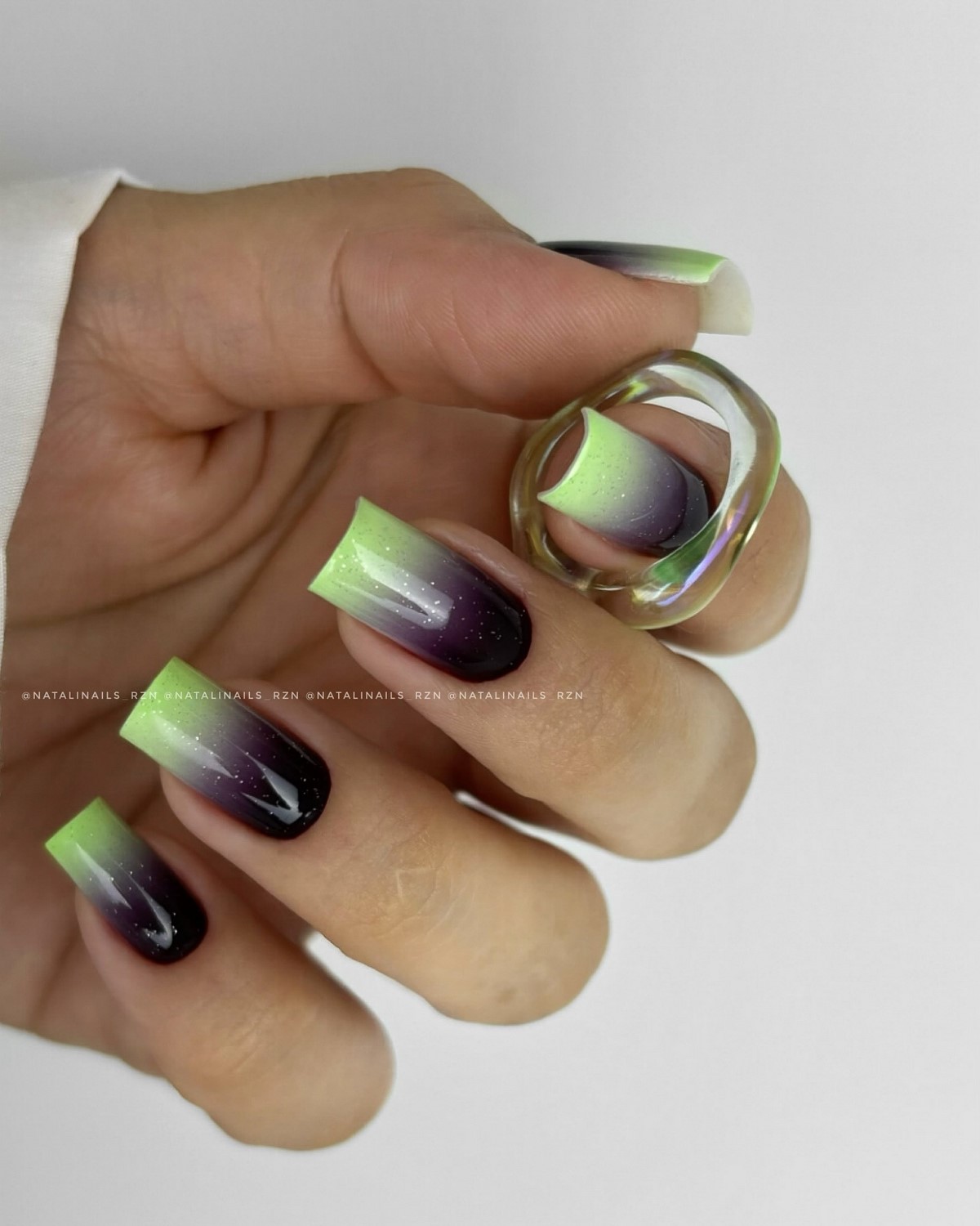 Зеленый маникюр весны 2026: оттенок, который освежает руки