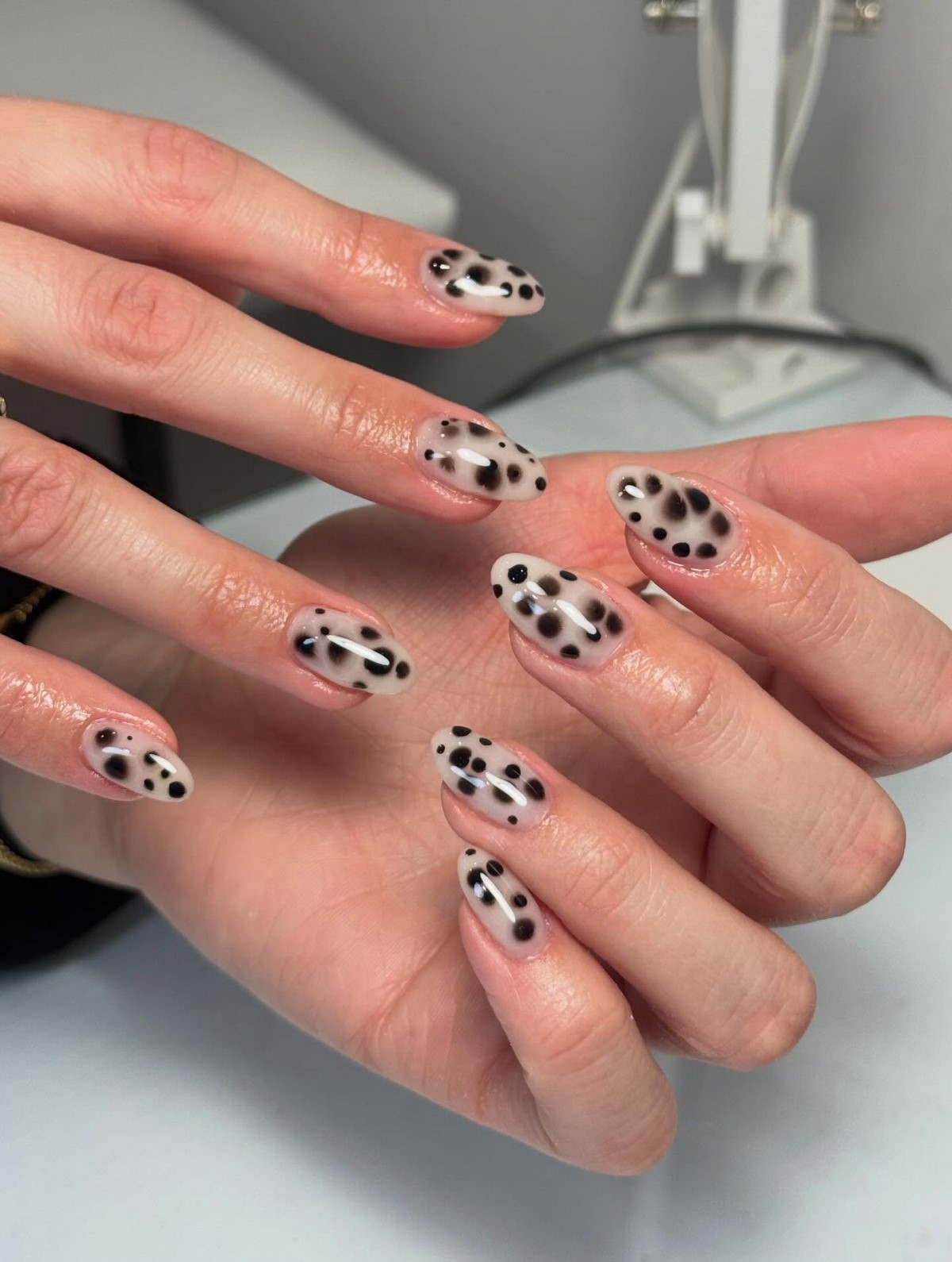Далматинский маникюр весны 2026: черно-белый тренд в моде