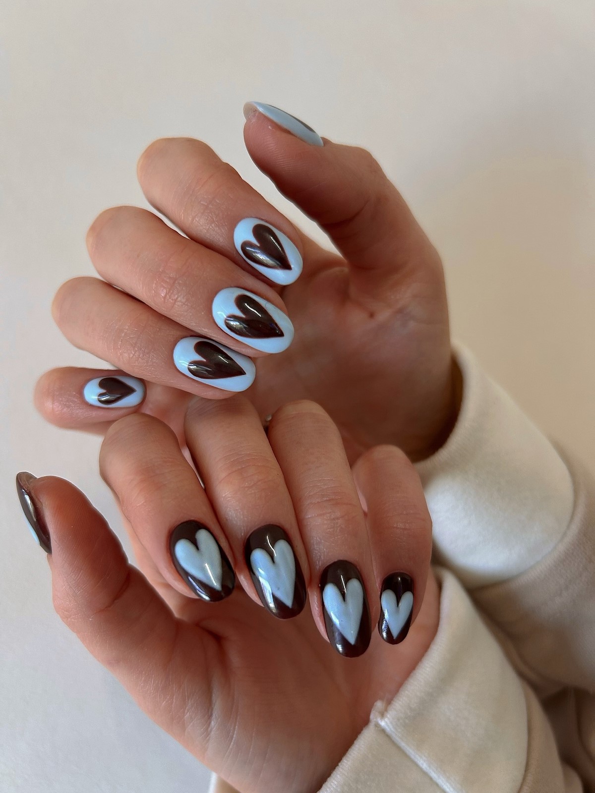 Двухцветный маникюр весны 2026: трендовые дуэты оттенков