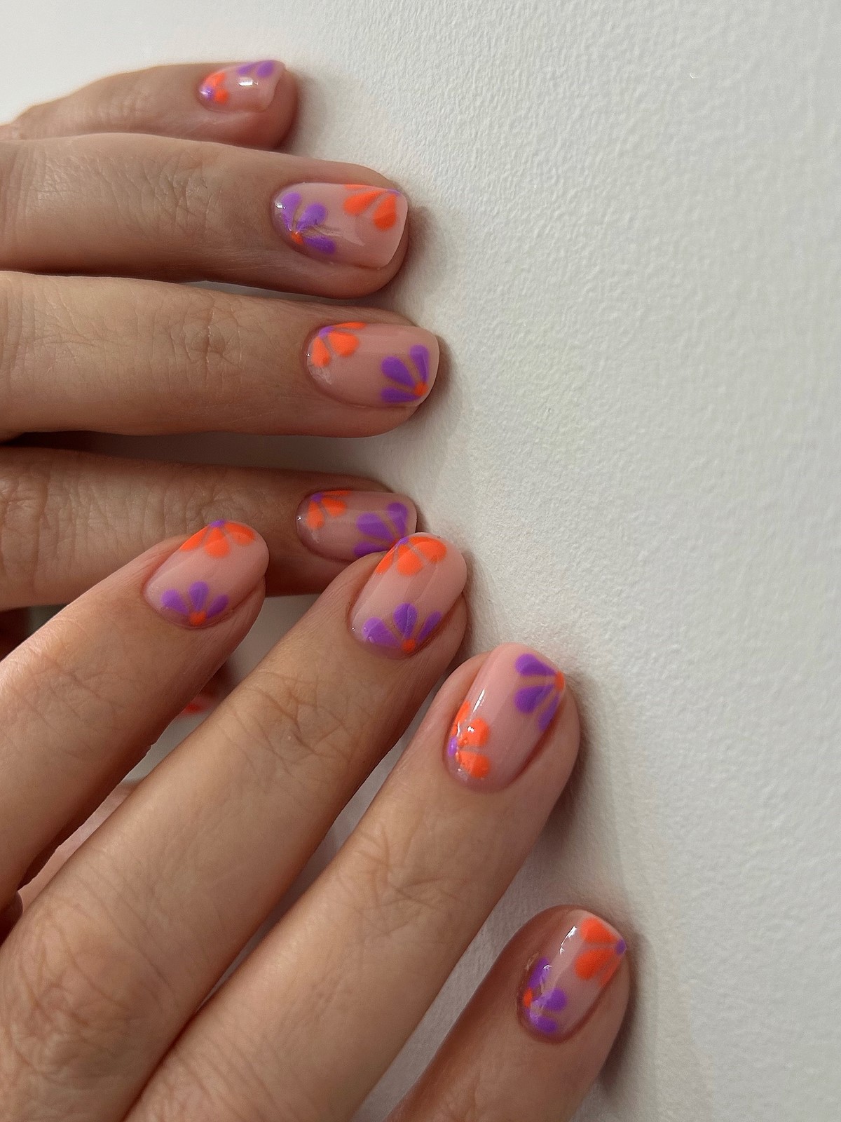 Весна 2026: почему короткий маникюр в моде