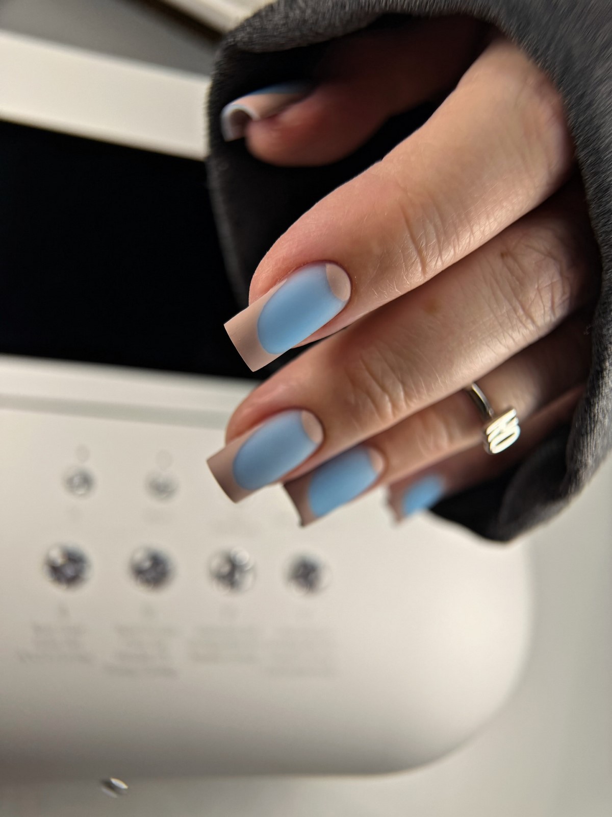 Квадратный маникюр весны 2026: форма снова в центре внимания