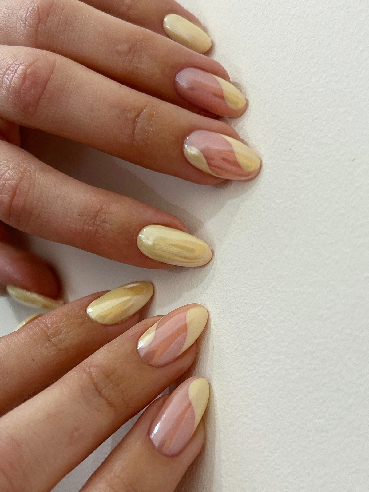 Желтый маникюр весны 2026: масло, солнце и стиль