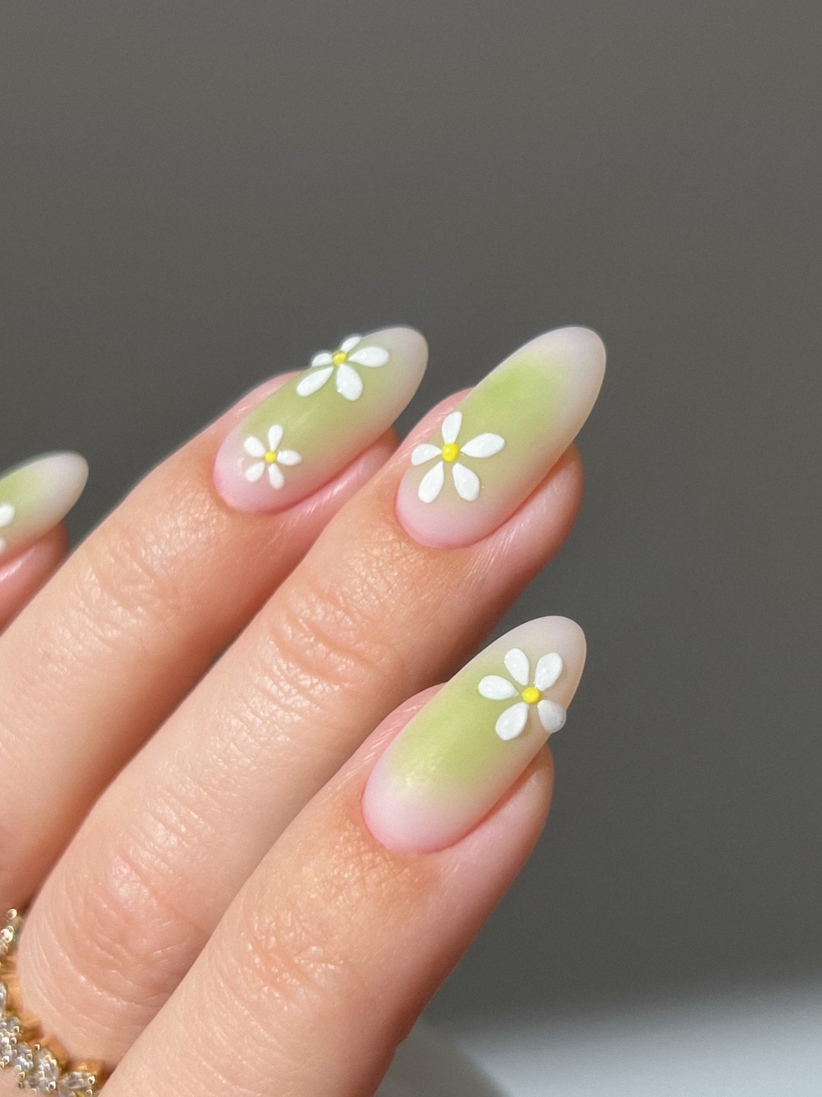 Забудьте про нюд: маникюр весны 2026, который доминирует