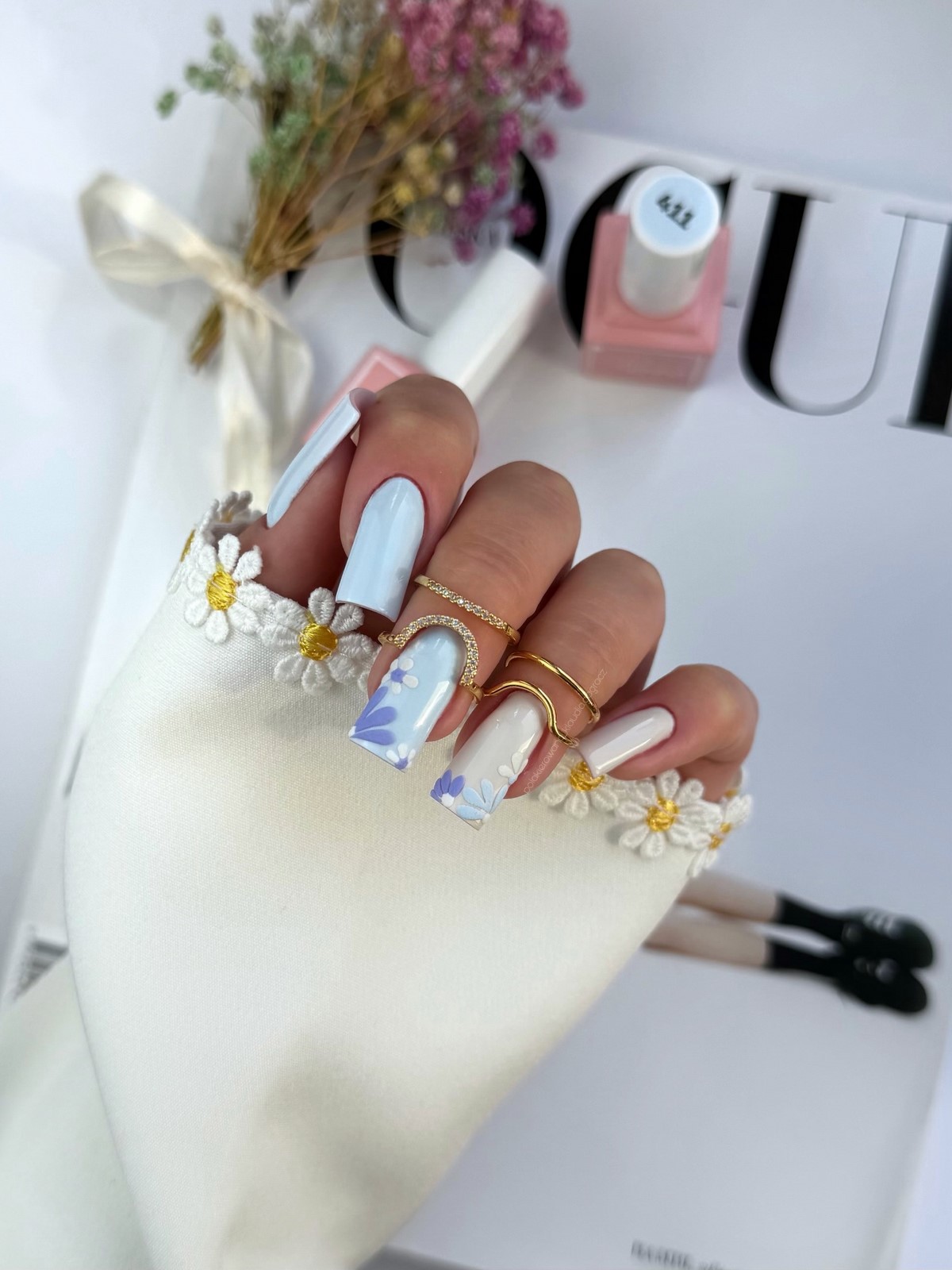 Приглушенный голубой маникюр вытесняет нюд этой весной