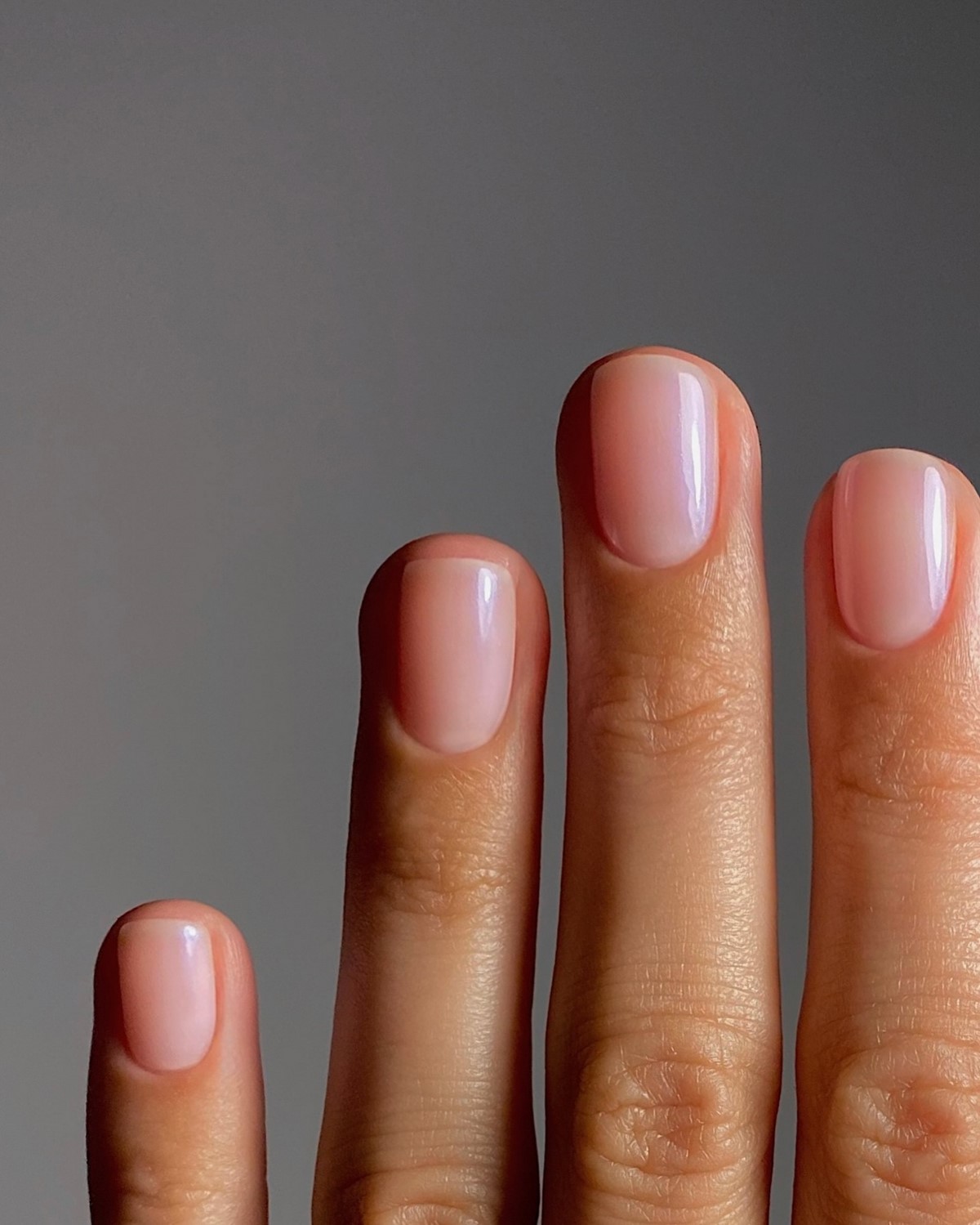 Прозрачный маникюр становится главным трендом весны 2026