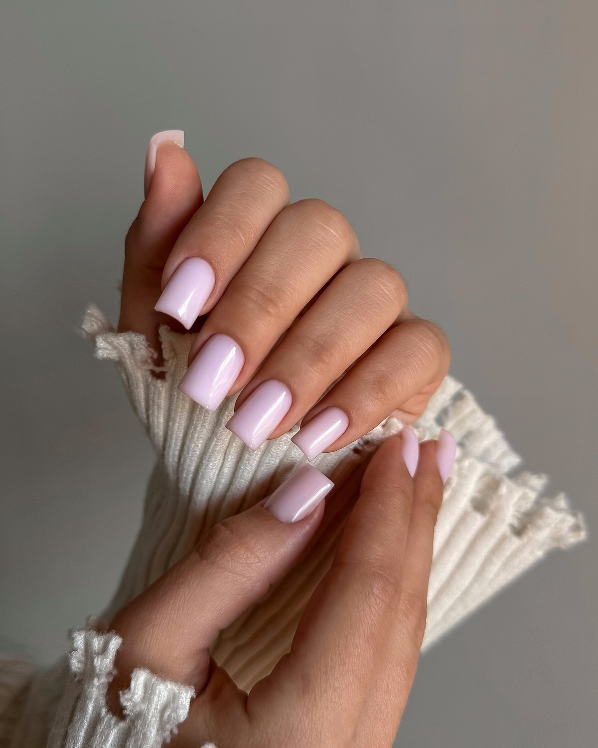 Белый маникюр 2026: три оттенка, которые покорят весну