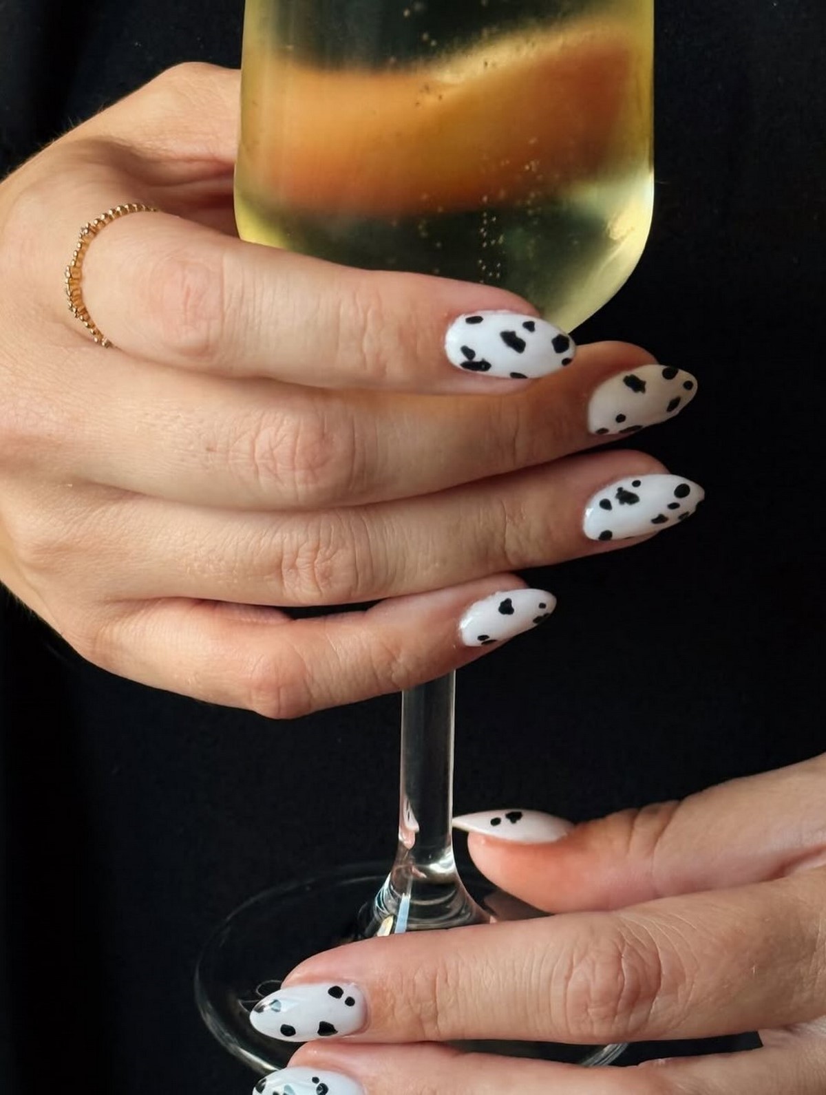 Далматинский маникюр весны 2026: черно-белый тренд в моде