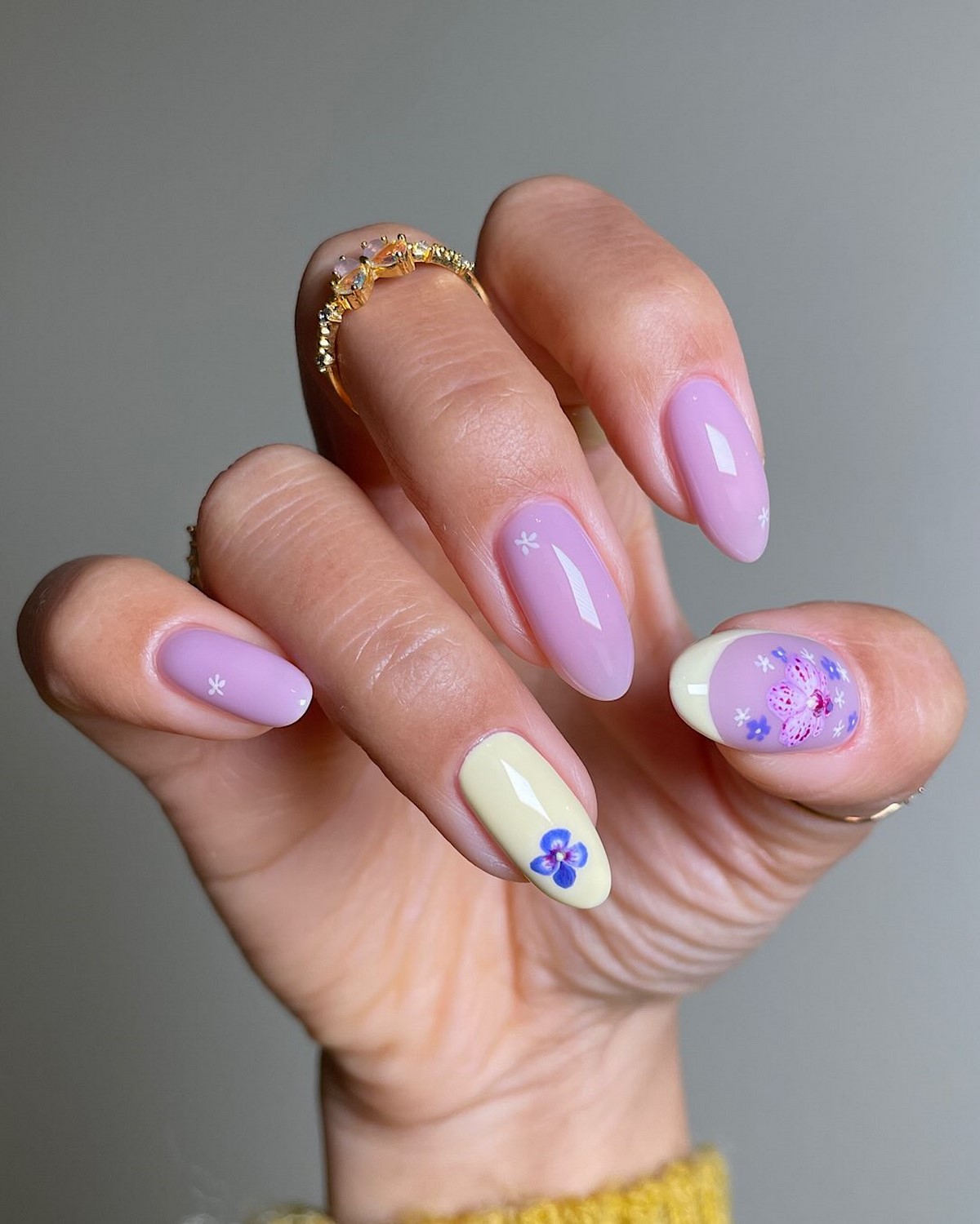 Двухцветный маникюр весны 2026: трендовые дуэты оттенков