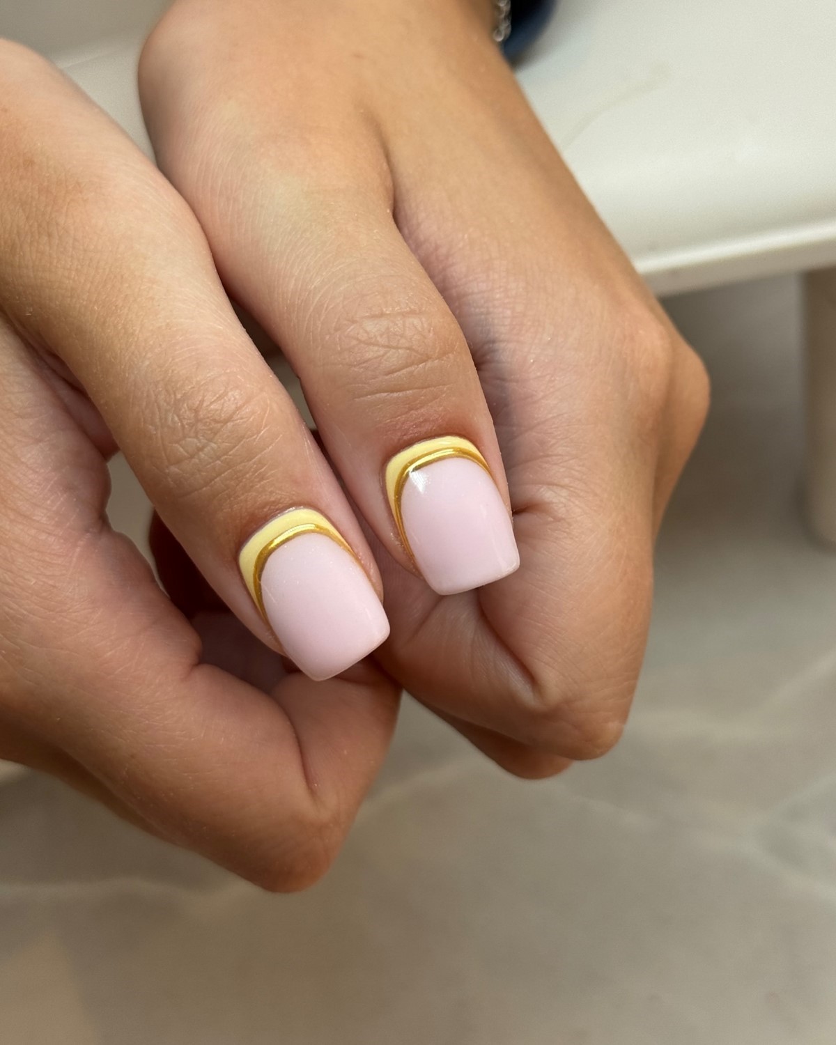 Французский маникюр весной 2026: новый взгляд на классику